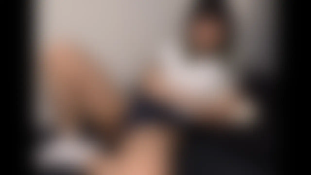 自分の自室のベッドの上。
白い体操服レオタードに身を包んだあさひが、恥ずかしそうに脚を開いている。
ピッタリと張り付く生地が、彼女の胸の形や、柔らかい股間のラインをくっきりと浮かび上がらせている。
さわさわと優しくフェザータッチで性感を高めていく。
男優が大きなバナナ型バイブを手に持つ。
太くて曲がったその形状を、レオタードのクロッチ部分に押し当てる。
まずはクリトリスをぐりぐりと執拗に刺激。
男優がバイブを自由に操り敏感な突起を円を描くように擦り上げると、あさひの腰がビクビクと跳ね上がる。そのままバイブをゆっくりと奥へ挿入。
バナナのようなカーブが彼女のポルチオを的確に抉りながら沈み込んでいく。
スイッチを入れると低い振動が子宮口を直撃。容赦なく奥を揺らしながらクリトリスをバイブの側面でぐりぐりと擦り続ける。
ポルチオとクリを同時に責められ、あさひはシーツを握りしめて身体を仰け反らせる。
「んああっ…! ぶるぶるするぅ」
最初は優しく徐々に振動を強く押し当てていく。
静かな空間にあさひの甘い喘ぎ声と、ジュプジュプという淫らな水音が響き渡る。
快楽を徐々に高められ、限界を迎えたあさひは——「あぁぁっ!! イクゥゥゥ!! 」全身をびくびくと痙攣させ強烈な絶頂を迎える。
体操服レオタード姿のあさひが理性を失っていく8分間。どうぞご堪能ください。 (2/2)