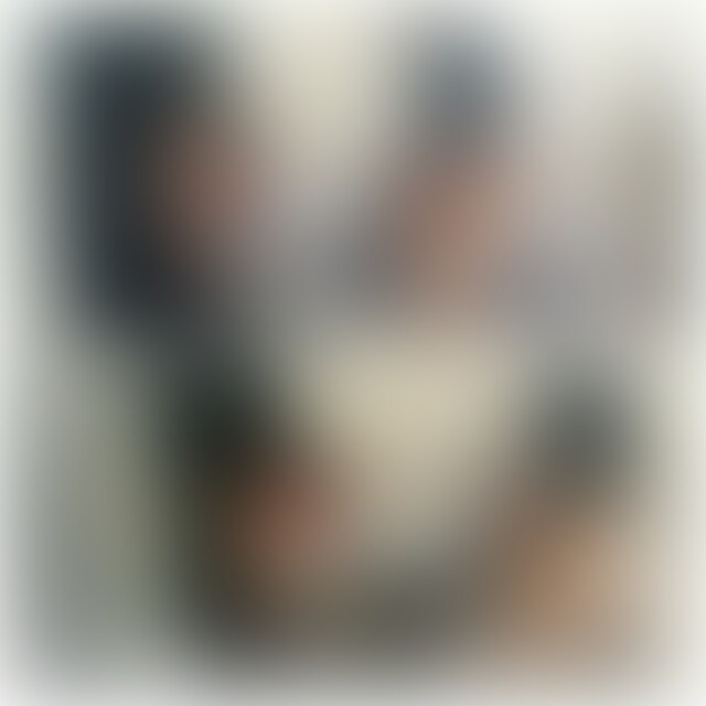 男友達と遊んでる時に3pしてぇな…って話になり、男友達からギャルに連絡を取ってもらい車で待ち合わせ場所まで迎えに行き、そのあとは僕の自宅に連れ込みましたwww
最初はふざけながら友達とギャル胸揉んだり胸揉んだりスカート巡ったりしてたんですが全く嫌がるそぶりもないんで、僕が「フェラうまそうだよね!wこいつ早漏だから早くイかせれたら小遣いあげるぞw」
そういうと「まじ?!それだったらフェラする!!w」なんとノリノリで交渉成立しましたwww
途中から隠していた三脚をセットし、勝手に撮影開始ですww
とりあえずスカートを巡ったり足を開いたりしてふざけてみますww
そのままギャルを四つん這いにさせ、友人をギャルの顔の前に立たせてそのままフェラさせてみますwww
すっげぇフェラテクですねww
みてるこっちもムラムラしてきますww
途中ふざけて僕がギャルのパンツ脱がせてみたんですが嫌がるそぶりもしないですねww
しかもきれいなピンクのおまんOですwww
とりあえず指を入れてみたんですが抵抗しないんで、ノリで勝手に後ろから挿れちゃいましたwww
めちゃくちゃ締まりがやばい、、、あまり濡れてなかったんで余計に締まりが笑 しばらくバックで楽しませてもらいましたw
普段彼氏とえっちする時は中出しって言ってたんで僕は何も言わずに勝手に中に出してみましたwww
それでも全然怒らずにそのまま友人のちんOを咥え続けてますww
会話しながらフェラしてるんですが、あまりにもフェラがうまいらしく友人も必死にイクのを耐えてますw
「もう無理…wイキそうw」そういってギャルのお口に発射www
結果3P成功しちゃいましたwww (2/2)