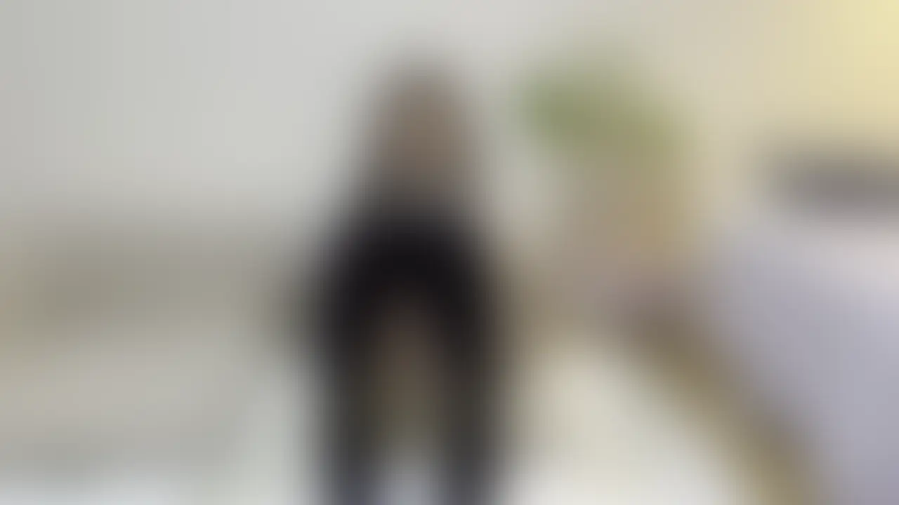 お姉ちゃんの友達の見るからにエロい桜さんに電気アンマで逝かされまくりました！
家に帰ってみるとお姉ちゃんの部屋に桜さんが一人でスマホをいじって暇そうにしている。
お姉ちゃんが買い物に行くと出て行ったきり戻ってこなくてヒマしてるらしい。
見るからにエロい雰囲気の桜さん。ソファにM字開脚で座っていて目のやり場に困る...
「ちょっと蚊に刺されちゃったみたいだから見てくんない？」とパンツを指さし挑発してくる桜さん
そうしてるうちに足で首を挟まれ
「捕まえたぁｗｗｗねーねーあみちゃんに電気アンマで射精させられてるらしいじゃんｗｗｗ」
でた！お姉ちゃんはいろんな友達に俺を電気アンマで逝かせた話をしてるみたいだ...
桜さんは「私がやってあげるね！ｗ」というと俺に手枷をはめてやりたい放題の電気アンマタイムに突入する！ (2/2)