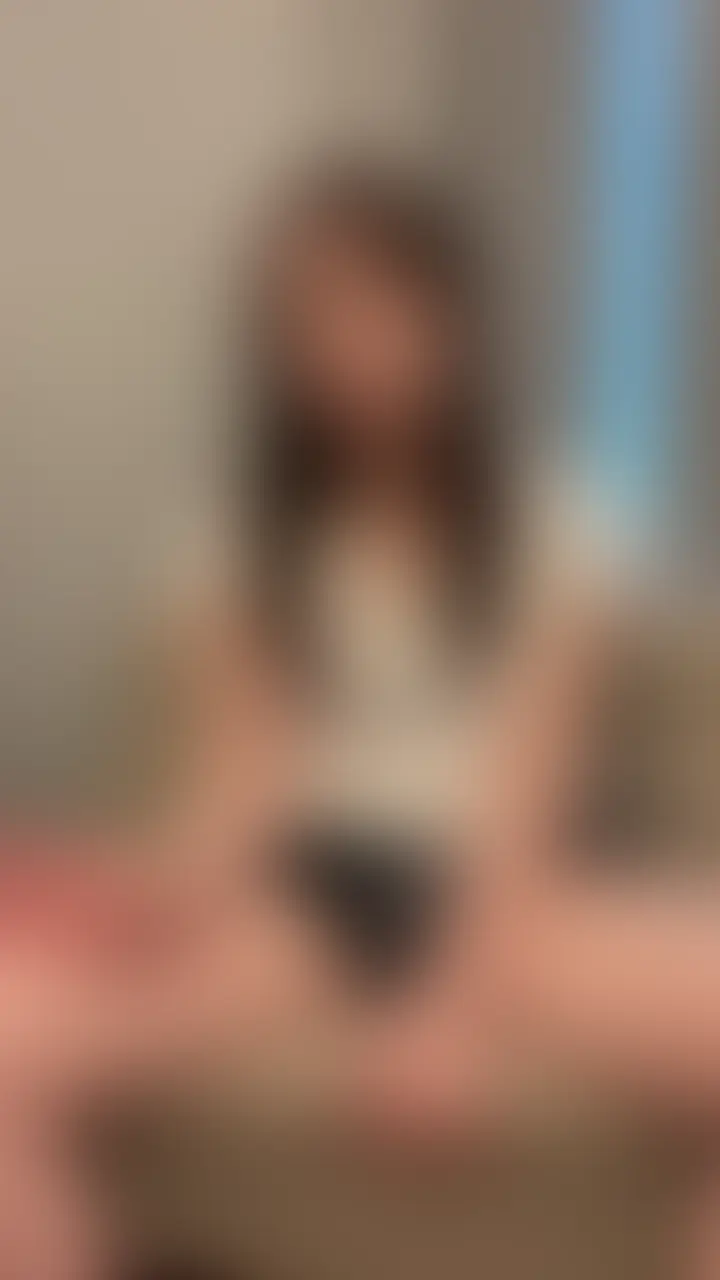 新社会人がアナル見せつけてみた!
連休最終日に早起きしてアナル開いてみました💞
何回やっても恥ずかしいですね…
寝起きでお尻の穴広げてスリスリしちゃってます💦
そろそろ指が入るのかも… (2/2)