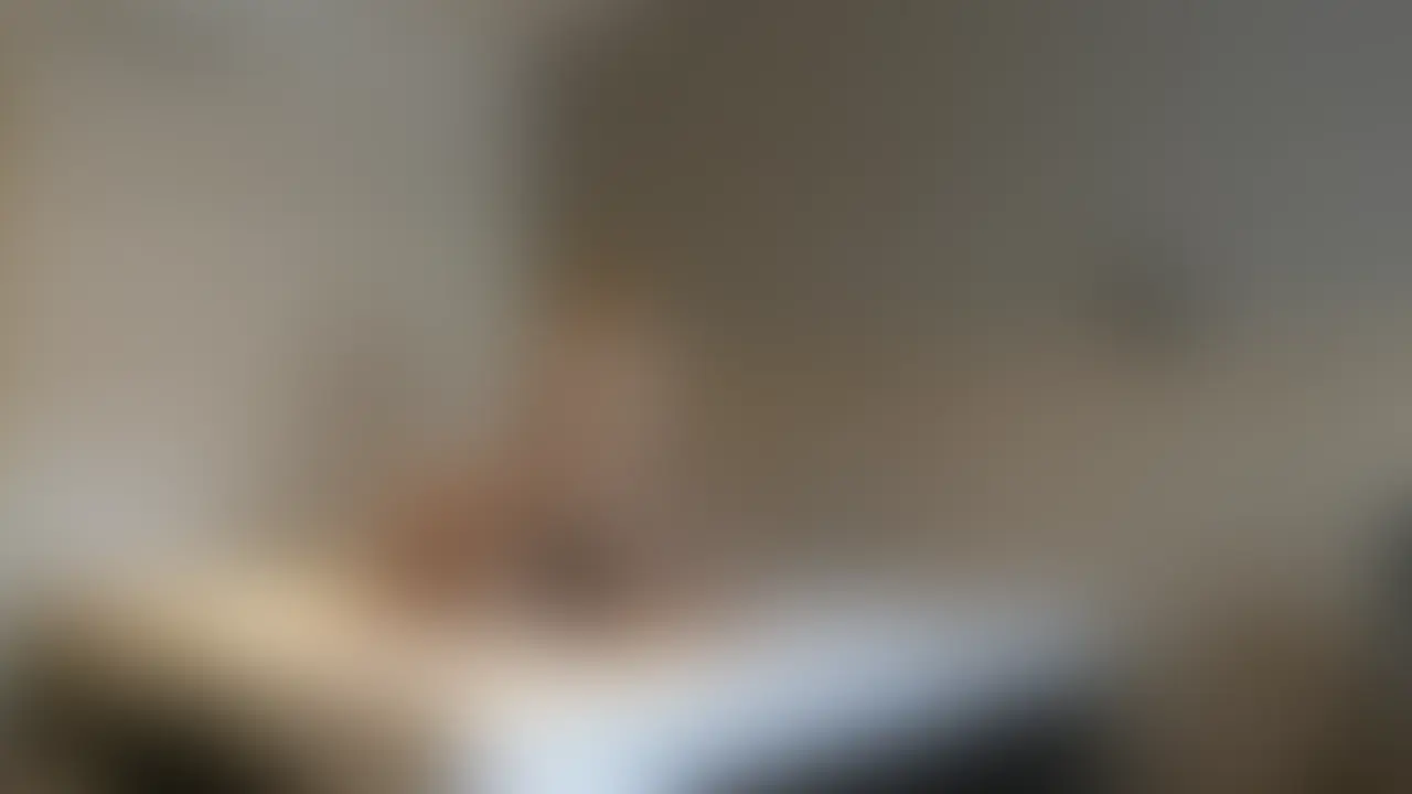 ついに迎えた【アナル解禁NTR】。
これまで旦那しか知らなかった穴に、
初めて他人棒がねじ込まれる。
快感の狭間で揺れながら、
妻は“新しい扉”を開いてしまいました。
発売に先立ち、ぜひご覧いただきたい動画を再アップします。
この動画では旦那棒がアナルへ。
妻はアナルでも果てることができ、痙攣しながら絶頂を迎えています。
そして近日発売の他人棒アナル解禁編では
挿入されてすぐに、さらなる快楽に飲み込まれてしまい……
👉 どちらでより深く快感に堕ちたのか、ぜひ見比べてください。 (2/2)