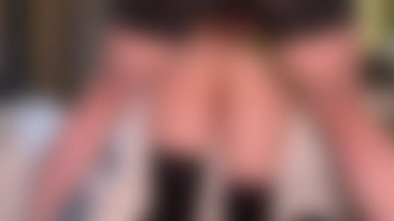 絶望の雌穴懇願東北娘/初アナル❌連続ケツアクメ
🔞ここからシリーズ紹介文です↓↓
2回目のアポ
なんか遠い人からフォームが来ましたよ。
凄く丁寧に記入してくれているけれど、見たらアカウントは鍵だけどアイコンで顔出し…うーむ
もしかしたらネカマかな?と思いながらやり取りスタート。
結果ネカマではありませんでした(ごめんなさい🙏)
スムーズなやり取りを経て、都内某駅に現れたのは、身長170ちょいの色白東北娘。遊んでいそうにはまーったく見えず、こんな子がフォームくれてスパンキング?イラマ?首絞め?いややりますけど…本当かしらと思うレベル。
実際、裏垢やマチアプでも遊んでおらず、こういったハメ撮り師とのアポも初めて…
一見怪しすぎる僕に会いに、わざわざ都内くんだりまで来てくれたこのとっても良い子な東北娘の勇気に応えるべく、S系特化のバチボコプレイヤーとして、彼女の心をへし折って絶望をあじあわせてあげなきゃと、インタビュー中に強く思った次第です!
🔞ここから本編紹介文です↓↓
前回動画のアナル開発でポテンシャルを発揮した東北娘。
受け入れ準備万端で待望の竿挿入…
最初はゆっくり…
次第にペースを上げてバッチバチに…
オホ声ケツイキ連発でアナル中出し最高でした☺️
僕らは素人、これこそリアル
固定で撮っています📹 (2/2)