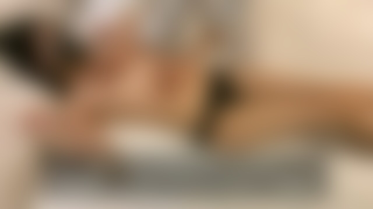 かわいい彼女にオイルマッサージしたらちんぽが欲しくなったそうなので遠慮なく生挿入＆中出し
------------------------------------------------------------
最近肩とか首とか痛いの～って彼氏に相談したら
いっぱい編集頑張ったからだね、マッサージしてあげるよ。
って言われて嬉しかったんだけど

全然違うところばっかり触ってくるしイかされちゃうし。。
ムラムラしてきてしたくなっちゃった🥺🥺 (2/2)