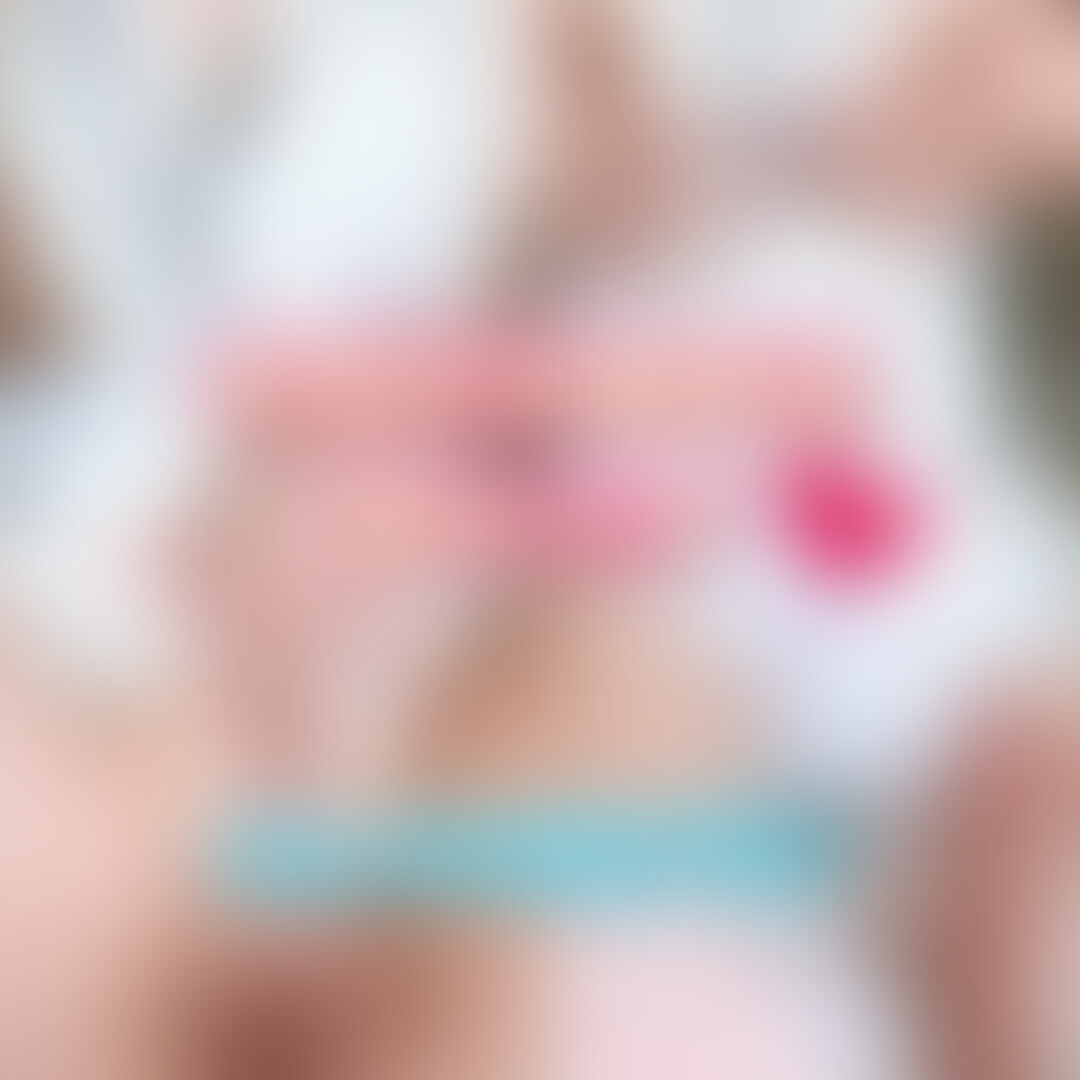 【ゆいの新しい動画でました…🦊】
今回は裸エプロンでオナニー
極太ディルドを使ってみました🙈
ぷにぷにした柔らかさが吸い付くようにフィットしてずっと当てちゃいました🫣
じんわりと気持ちよくてあっという間にイっちゃいました..💓 (2/2)