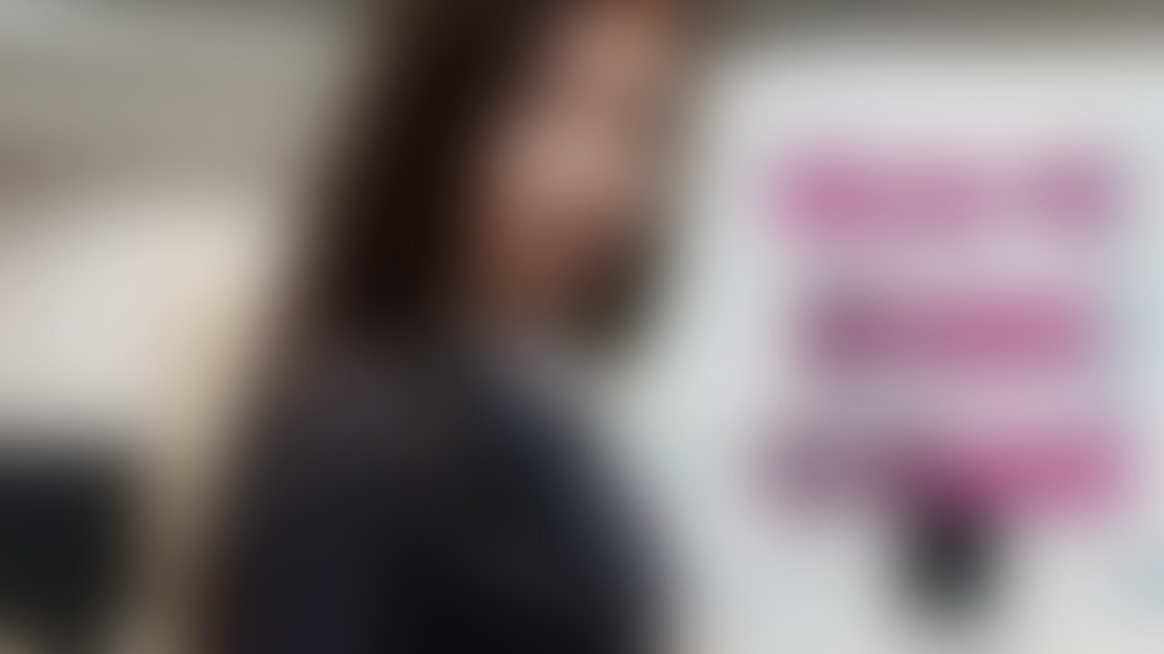 ㊙️【OLスーツ着たまま着衣エッチ】💁‍♀️

内容はラブホで外人さんの巨根で生ハメされて、何回も中イキして潮吹きまくりでした💦
私の好きな体位はバックなので今回はバックでガン突きされまくりで凄く気持ち良かったです🥴
最後はスーツの背中に凄い量の精子をぶっかけられました💦
いつものことですが、着替えは持ってきてないので、ぶっかけられた精子の臭いがするスーツで帰宅しました💦
精子の臭いや自分の潮や体液の臭いでやばかったです💦
フルバージョンです🩷ぜひ素人のエッチな動画をご視聴ください💁‍♀️ (2/2)