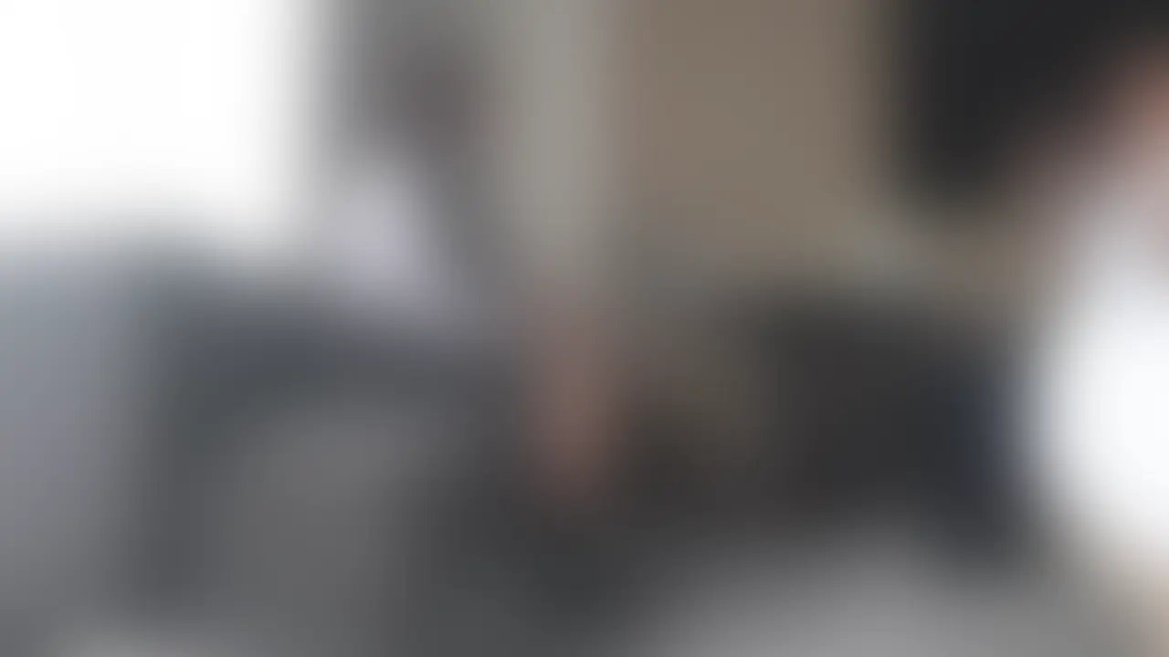 偏差値69の進学校に通う処女の子が「えっちって赤ちゃんつくるためにするものだと思ってた」と何も知らないのに友達に勧められて密会（1時間51分）

関西地方では知らない人がいないほどの某有名進学校に通うOちゃん（18歳）。

「共学なんですけどみんな仲良しで恋愛とかってかんじじゃないんです」とクラスは男女の垣根なく仲が良いようで、いままで付き合った人数はゼロ。

高2のころまで「保健で習った知識しかなかった」ようで性行為の存在は知っていたものの「赤ちゃんを作るためにする作業」という認識だったそうで「みんな気持ち良いからしてるんだと知ったときは衝撃でした」とのこと。

「振り返れば妹に抱きついたりしてて性欲の存在を知るまえからそういう欲求はあったんだと思う」と話すOちゃん。他校に通う友達が彼氏とえっちしたことをきっかけに色んなことを教えてもらい自身の性欲についても認識しはじめたんだとか。

「その友達から雄さんを教えてもらったんですけど、友達は彼氏いて会えないから私に行ってきてって」と友達とふたりで密会依頼のフォームを書いて送ってくれたんだそう。

付き合った人はおらずキスも未経験。ハグは「小5のときに担任の先生としたとき以来」。そんな18歳がはじめてのキスに照れたり、初めてみるおちんちんに目を丸くしながら「思ってたよりおっきい」とびっくりしたり、「息をしようと思ったら声が出ちゃって」とたくさん喘いだり新鮮な反応がとってもかわいかったです。 (2/2)