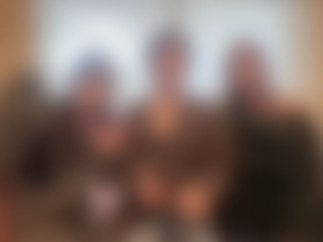 痴女ニューハーフ3人で男性を…🤭💕 sample 1