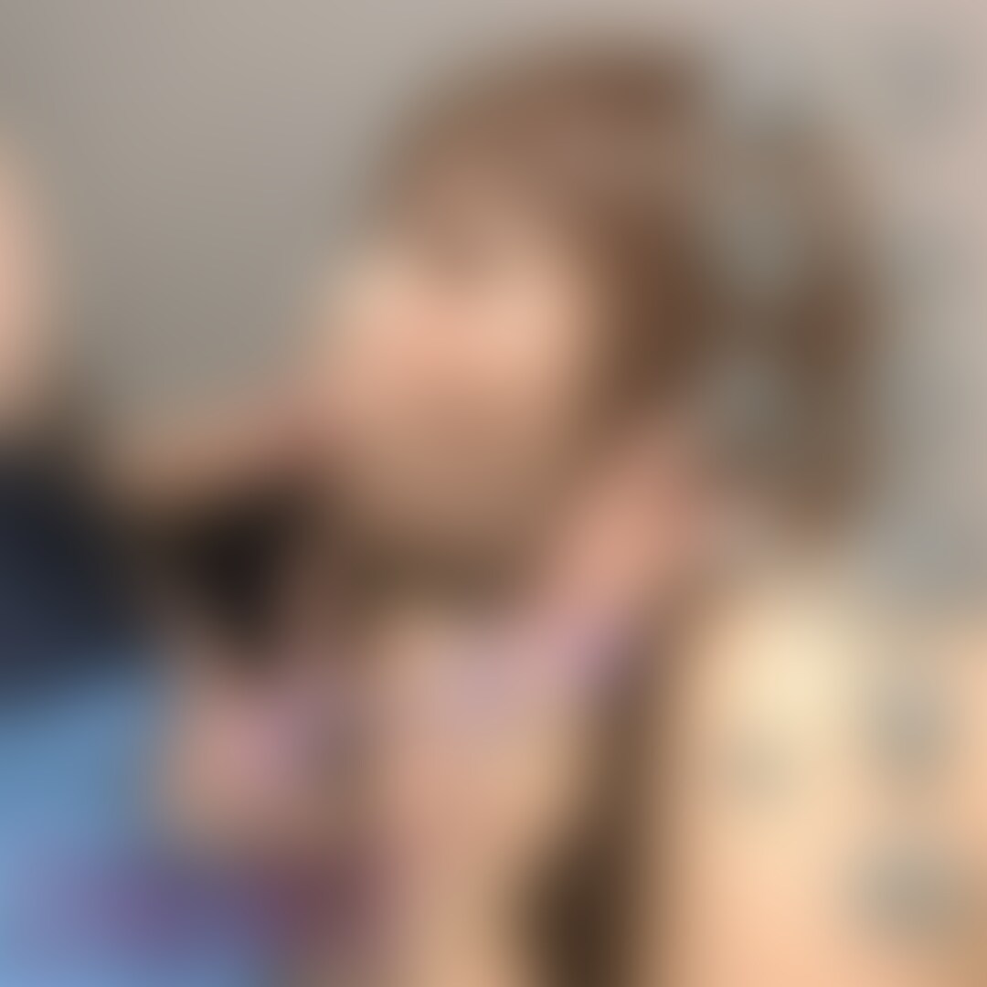 【value】
ピースしながらフェラ!少しフェチ系の動画かもしれませんが、フェラ好きの方には絶対にお勧めの一本です!とにかくモザイクが丁寧ですよ♡
とにかくひたすらフェラしている動画です。
不倫相手にフェラしながら笑顔でピースしてって言われて、ノリノリでやっちゃいました。
よくわからないけどこういうの刺さるのかな?
でも、フェラしている時の気分はいつもピースサインだから、抵抗なくできましたw
ピースしながらディープスロートしたり、バキュームしたり、レロレロしたり、手コキフェラしたり、ピースした指でちんぽ挟みながらフェラしたり、かなり長時間ピースしています。
ラストは口内発射で手のひらに精子出して、ダブルピースではしゃいでいますw
【撮影の背景】
この日は、朝から私がムラムラ。排卵日で我慢ができない状態が続いていて、夕方不倫相手に連絡してみると、「今日は夜オンラインミーティングがあるけど少しなら時間取れる」とのことでした。
なので、私が仕事終わりに、そのまま不倫相手の滞在先のホテルに直行。ムラムラが抑えきれず、車の中でスペース配信しながら、片手で運転、片手はおまんこをいじっていました。
いざホテルに着くと、不倫相手は既にシャワーを浴びていて、私も化粧してシャワーしました。
シャワーは早々に切り上げ、さぁちんぽ咥えたい!と思っていたら、不倫相手からオナニーを命じられました。
乳首責めのおもちゃと電マでしっかりと気持ちよくなれたのですが、何より見られながら不倫相手もオナニーしているのがとても興奮しました。
その後、アヘピフェラで精子を口の中にいただき、セックスでは「旦那より長い!いい!」と何度も言わされました。
不倫相手は溜まっていたのか、フェラで抜いたばかりにも関わらず、セックスではすぐイクと言ってほぼ動けていませんでした笑
私は不完全燃焼でしたが、不倫相手の精子を口とまんこ両方にいただいたので、とりあえず満足しました。
カラダのムラムラは、帰ってから旦那のちんぽで収めました笑 (2/2)