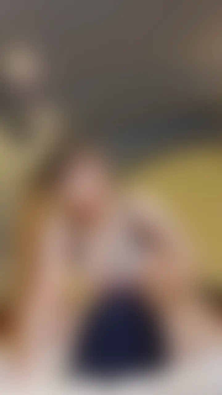 にこり様の顔面ディルドオ◯ニーです✨
ベッドに仰向けで待機してるM男君の顔に、ディルド取り付けちゃった💓
ほら見て? ディルドが鼻と口の真ん中に突き立ってるの〜 雑魚マゾ君に似合ってるよね~✨
まずはそのディルドをわざとらしく舌でぺろぺろ舐め回してあげた💞
先っぽをチロチロ舐めて、根元までねっとり舌を這わせながら…
ディルドに唾液たっぷり垂らしてテカテカ光らせながら、わざと顔に近づけて見せつけてあげたよ〜 🥰
視界全部、私の舌使いで埋め尽くされてるんだもんね?
でも私も我慢できなくなっちゃってそのままディルドを自分のあそこに入れちゃった💓
M男君の顔の上に跨がって、ゆっくり腰を沈めて… ずぶずぶって奥まで入っちゃうのを鼻先で見せつけながら💗
顔が、私のオナホ代わりって… 興奮しちゃうよねぇ、、、
どんどん激しく動いちゃったから最後はイッちゃった///
==================
2アングル分の動画です
7分54秒 (2/2)