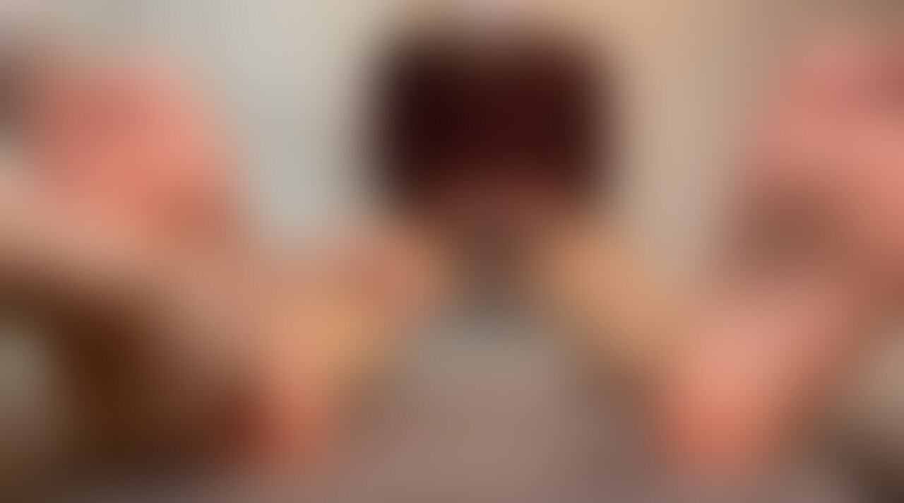ストライプのミニワンピから見える純白のパンティー。パンティー目線の視点アングル✨
足のかかとなどの角質もしっかり取って綺麗してあげてオイルをたっぷりつけてぬるぬる足ツボオイルマッサージ。
お揃いの下着のブラジャーの中の乳房にもタッチしてコリコリしながらパンティーの中に手を入れ、しっとりとした性器を愛撫していきます。 (2/2)