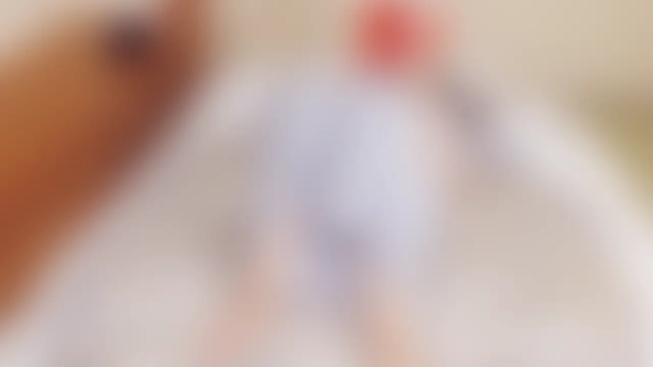 [yuna 妄想#011] 浴衣のすそが揺れて、ふと見えた素肌


yunaは、大学の合宿で都内の古民家に滞在中。
みんなはまだ練習中で、部屋には自分しかいない。
ふと落ち着かない気持ちになって、そっと髪を整え、正座をしてみる。

あの人が、もしこの襖を開けたら──
きっと何も言えずに、うつむいてしまうかもしれない。


…もしかして今、あの部屋で、ひとりで淫らなことをしてるのかもしれない。


合宿先の和室で、彼女はそっと腰を下ろしていた。

浴衣の合わせ目がふわりと開き、膝から太ももへと、肌がこぼれる。
それに気づいているのか、いないのか——
うつむいたyunaの頬は、ほんのり紅く染まっていた。

「誰も見てないはずなのに……」
そう思いながらも、どこか落ち着かない仕草。
彼女は何を思いながら、あの場所で座っていたのだろう？

これは、和室という非日常のなかで交錯する、
静かな妄想のひととき。 (2/2)