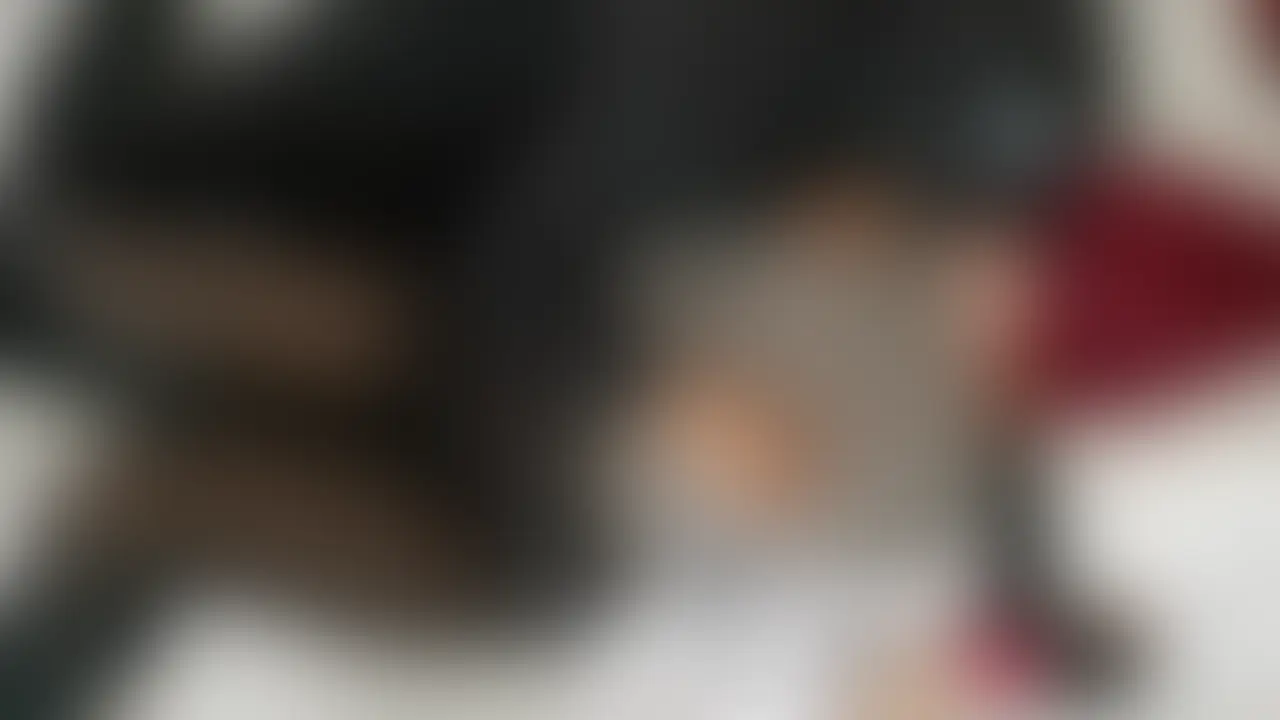 【収録内容】
着衣でさわさわ
ベロチュー
着衣電マ
クリローター
中イキバイブで潮吹き
【動画情報】
26分(2アングル) (2/2)