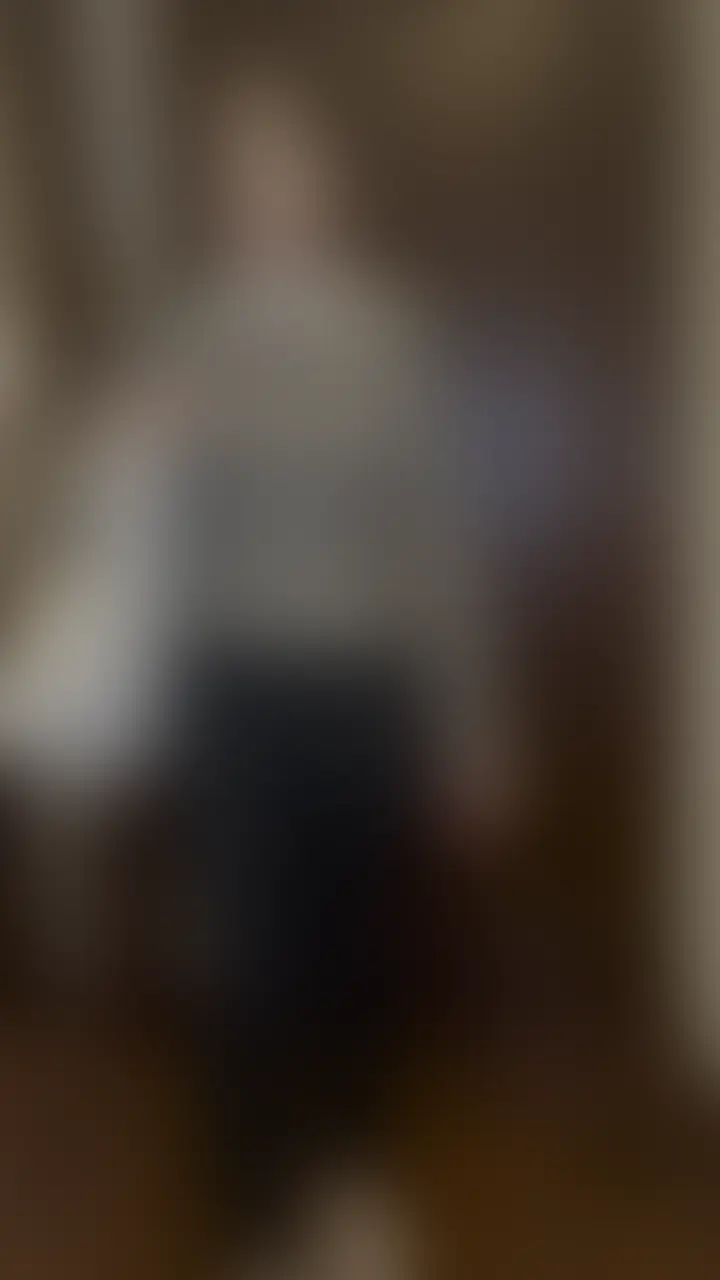 【制服ハメ撮り】
制服が似合いすぎてあふれるオーラに負け、着替え中から始めちゃう。
興奮しすぎて下の穴もぐちょぐちょ。
用意してたバイブがすんなり入ってしまうくらいに…
ち○ぽ舐めながらバイブをまん○入れて
『イってもいいですか?』とおねだり。
フェラからバック。そのままフィニッシュ!?
最後は大事な制服にぶっかけ。
最高の喘ぎ声に注目です。ぜひご覧ください。 (2/2)