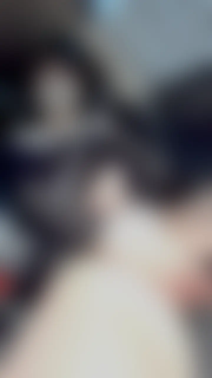 【昨日、卒業しました】
初体験の翌日に高速道路で…我慢できなくなっちゃった。
みなさん、こんにちは。
ついに…初めての動画をアップします!ドキドキして心臓が止まりそうです。
実は私、先日29歳にしてようやく「処女」を卒業したばかりなんです。
でも、一度知ってしまうとダメですね。
今日、GWで大渋滞の高速道路を走っている最中、昨日の感覚がフラッシュバックしてしまって……。
助手席に座っているだけなのに、下着の中が熱くて、トロトロになって。
外を見れば観光バスや大きなトラックがいっぱい。
「あんな高いところからなら、私のここ、見えちゃうかも…」
そう思ったら、もう恥ずかしいのを通り越して、手が勝手に動いていました。
大型車の視線を感じながら、ロードノイズに紛れて声を殺して指を動かす……。
昨日覚えたばかりの熱い刺激に、自分でもびっくりするくらい濡れちゃいました。
初めての動画なので、恥ずかしくて顔が真っ赤なところも全部映っちゃってます。
GWの喧騒のすぐ隣で、私がいけないことをしている姿、内緒で覗いてくれませんか? (2/2)