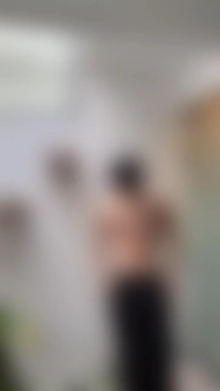 日光が当たる場所だと身体が映えて最高💪☀️ sample 1