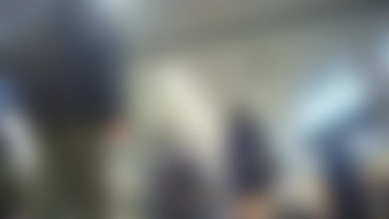 撮ってしまった24
覗いてはいけないとわかってる部分を除くのはかなりの背徳感でどうしてもヤメらめません・・・
だって好きだから
ショートでむっちりとしたお尻を振りながら主要駅で歩いてた　ミニスカKを発見
〇〇が早く終わったのか主要駅で遊んでた帰りなのかそのまま追ってしまいました
急いでカメラをON　ミニスカから伸びるむちむちの脚　そしてむっちりとしたお尻が黒パンを食い込ませてました
黒パンでしたがムチ尻をしっかり堪能できました (2/2)