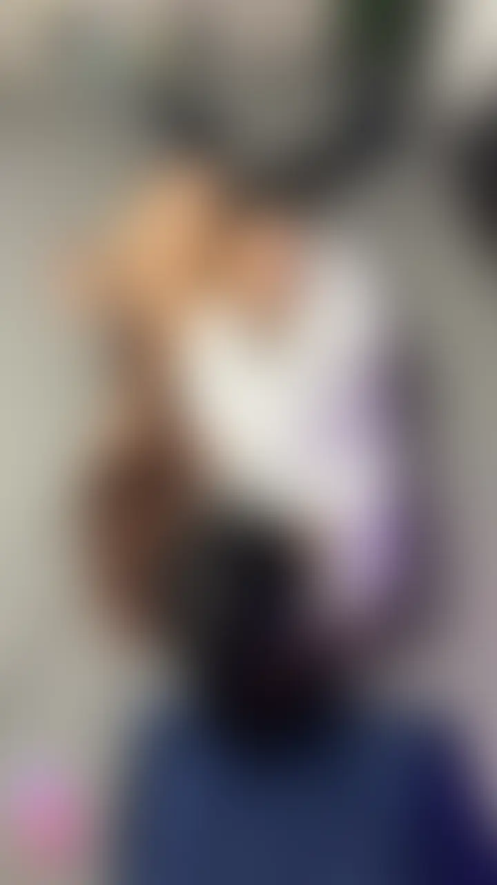 【先輩と先輩の彼女と3人で食事中急用で先輩が抜けて家出待ってる間に先輩の彼女とHしてしまった】
みさと【25】先輩の彼女
天井 服
昔からお世話になってるけんと先輩の彼女ののみさとさん
結構3人で食事に行っていてこの日も3人で食事をしてたら急にけんと先輩が会社に呼び出されて彼女と待っててくれないかと言われなので色々相談もしたくみさとさんと僕の自宅で待つことに
昔からショートカットで可愛いなと思っていて全く手を出すつもりなかった
けんと先輩の彼女だし
でも可愛いのと先輩の彼女と言う背徳感と難易度が高いのに燃えて落とそうと思っちゃいました
色々悩んでないw相談に乗ってるフリをしてもらって僕をみさとさんに可哀そうに見せる。「ほんともうだめかもしれない」と落ち込む
泣いてるフリしてたら頭をなでてくれたからそのままキスをすると
「りょうまって!だめ」と言われるが「もう無理です」とキステクで落としにかかる
だけどけんと先輩に悪いと断られるが
「今日だけ…めっちゃ寂しいので今日だけお願いします」と再度キス
今度は長めのキスで落としにかかる。なかなかしぶとい
そして「こっちに来てください」と言うと断られないので落ちた!
【先輩の彼女を落とした!】という背徳感の中から長いキスをする
横に倒すと
「やっぱりけんと裏切れないよ」と再度拒否するが
どんどんキスをしていく
そのまま手マンで落としイカセル
間髪入れずクンニへ
とうとうみさとさんの口から「りょう気持ちいい」を頂きました
そのまま「りょうイっちゃう!」とイカせる
「みさとさん僕も舐めて欲しい」と言うと「今日だけって約束できる?」と完堕ち
「絶対けんとに言わないで」と俺のをしゃぶる
今先輩の彼女が俺のを咥えてる…
先輩は仕事頑張ってるのに…
と考えるとガチで興奮する
そしてゴムを付けて挿入
とうとうやっちまった…
一番尊敬してるけんと先輩の彼女をやってしまった
後はもうイかせまくるだけ
「りょうだめ!」「りょうイっちゃう!」「イクいく!」とあのみさとさんが俺に抱かれてイキまくる
俺も我慢できずみさとさんの中でイってしまった
めっちゃきもちよかった
優しく抱きしめてくれるみさとさん
そのあとキスをして
「りょうシャワー貸して」と可愛く言われた
けんと先輩すみません
みさとさんとやっちゃいました
気持ち良かったです
タグ
素人 個人撮影 巨乳 変態 ハメ撮り 美乳 美女 乳首
お尻 フェラ 手コキ 中出し 騎乗位 生ハメ 顔出し
パンチラ NTR ギャル 下着 ミニスカ (2/2)