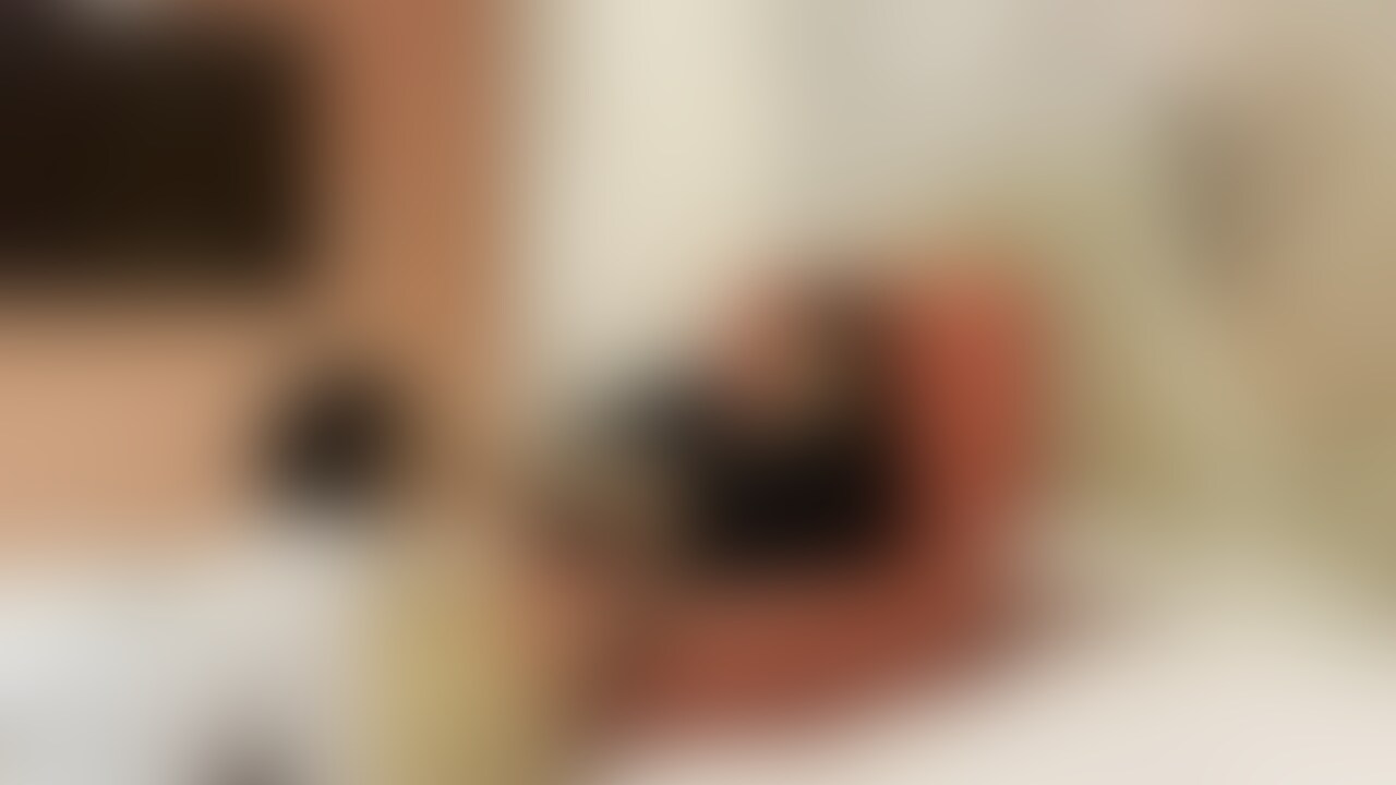 ※ダウンロードは禁止です。ストリーミングでお楽しみください。ダウンロードしたい場合は単品作品でご購入ください

こんにちはえむふりです

今回は新宿のOLあやか様に仕事終わりのパンストでいじめられた時の動画です（本編２８分）

ある日、SNSにM男いじめに興味があるというメッセージをいただき、やりとりしていると、新宿で働くOLさんということがわかりました

まだ２１歳でかなり若いのですが、好奇心旺盛で、男を踏んだり、罵倒したりして、日頃のストレスを発散したいとのこと。

そして、お会いしてみると、とても美人で可愛らしいOLさんでした

一見、M男をいじめたい雰囲気には見えなかったのですが、ホテルにノリノリで入っていくと、首輪をつけられ、土下座させられました

そして、仕事終わりの蒸れたパンストの匂いを○○○嗅がされていじめられます

ずっと立ち仕事をしておるらそく、かなり匂いは強烈でした

それでも「もっとやってほしいんでしょ？」「お願いして」と罵倒されます

かなり屈○○○的でしたが、命令を聞き、足も舐めることに

さらに、顔の上に両足で立たれて踏みつけられたりとドSぶりに圧倒されます

最後は足コキで○○○イかされて、大量に搾り取られました（射精シーンあり）

美人な都会のOL様にいじめられたい方は必見です

※無断転載禁止

※女性○○○以上確認済み

※モザイク処理を施しています (2/2)