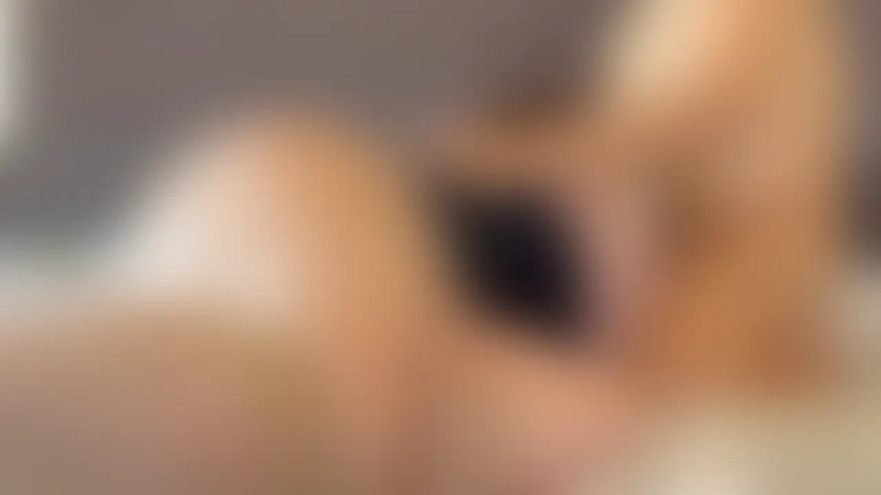 前回からの続きです。
本番の動画を回す前に前戯だけの動画を撮ると、焦らされる感じが強烈です。
反動でいつもより身体の底から気持ち良くなっちゃう気がします。
…日によっては「早く挿れて(怒)」なんて思っちゃう日もありますが💦
結局彼のおちんぽが私の身体の中に挿ってきてくれさえすれば本当に幸せな気分です💗 (2/2)