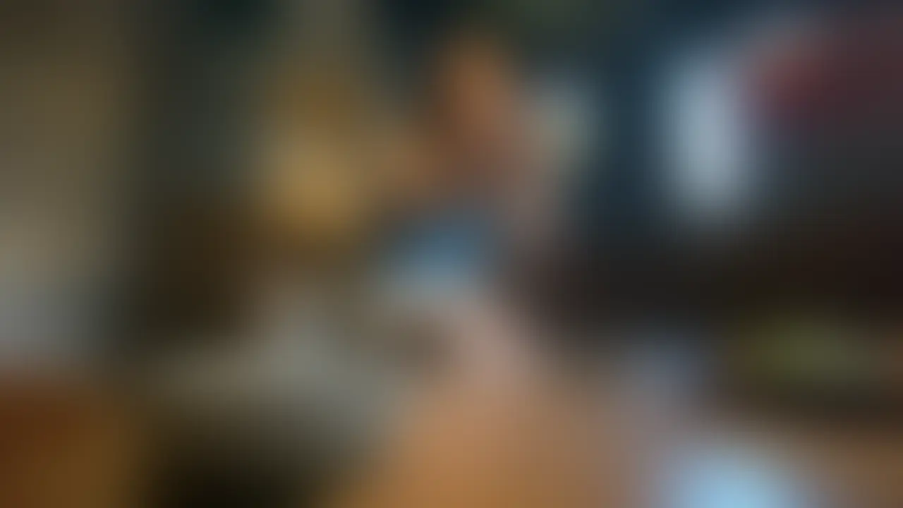 カフェ店員の目を盗んでお店でフェラ奉仕の福岡のビッチ人妻
女をセフレ化するために大事なことは、しっかりとコミュニケーションを取ることです。
具体的に言えば、とにかく女の悩みを聞いてあげることです。
実際に話を聞いていなくても構いません。
「うん、うん」と相づちをうって、聞いてあげてる雰囲気を出せれば十分です。
僕はそうやって何人もの女をセフレ化してきました。
今回、販売させていただく動画の子もそのうちの一人です。
福岡に住んでいる人妻です。
遠距離のため頻繁に会うことはできませんが、その分会った時は盛り上がります。
この日は横浜方面にドライブデートに出かけました。
予約していたホテルの近くで見つけたカフェで酒を飲んだ僕らは良い感じに酔っぱらいました。
特に彼女のほうが酔っぱらって身を委ねてきたんです。
そして、近くに店員の気配がする中で僕のズボンを下ろしてチンポをパクリ。。
いつ店員に見られてもおかしくないスリル満点の状況です。
チンポをしゃぶりながら、ずっとマンコがウズウズしていると話していました。
そして僕はフェラと手コキで華麗にイカされてしまいました。
セクシーな見た目で、可愛い福岡弁を話す自慢のセフレです。 (2/2)