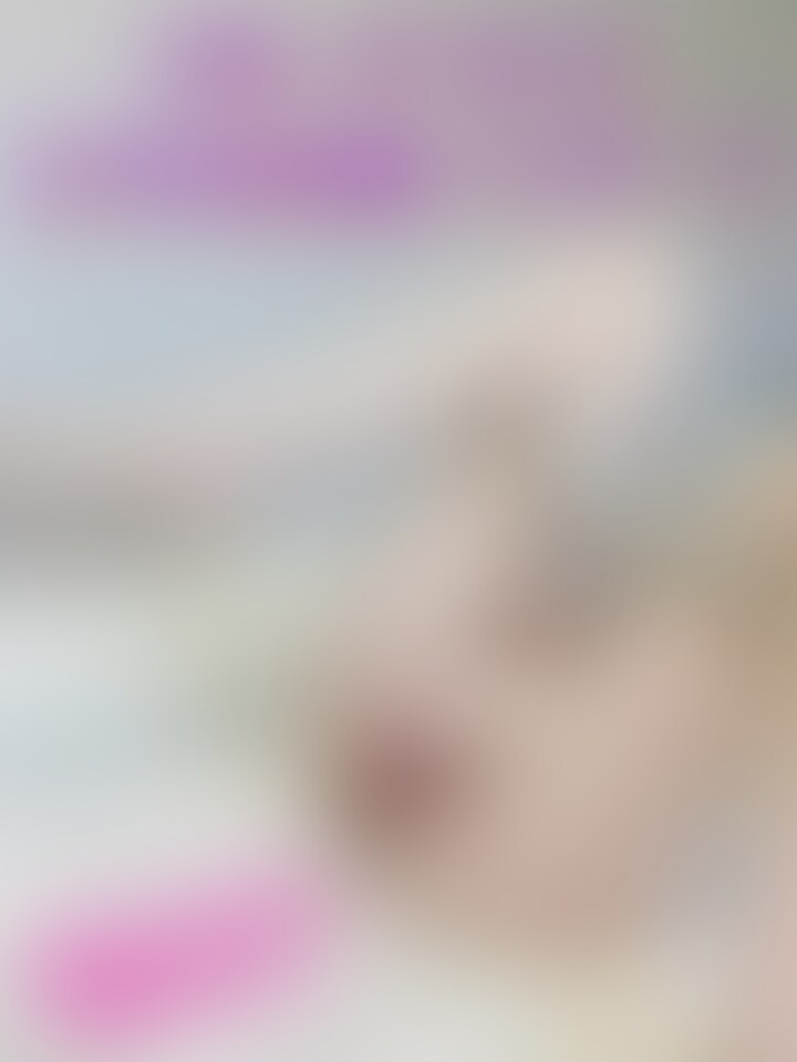 帰宅したら新しいおもちゃが届いてたので、着替えもせずに試してみたくなっちゃったOLさん♡
吸うやつ全制覇してるけど、加熱機能付いた新しい吸うやつは…
もう本当に…良い!💗
ベッドに身を任せて何度もイッちゃいました🥺
前半はおもちゃの説明するのに一人でお喋りしてますので、オナニーが早く見たい方は4:30〜どうぞ🫶 (2/2)
