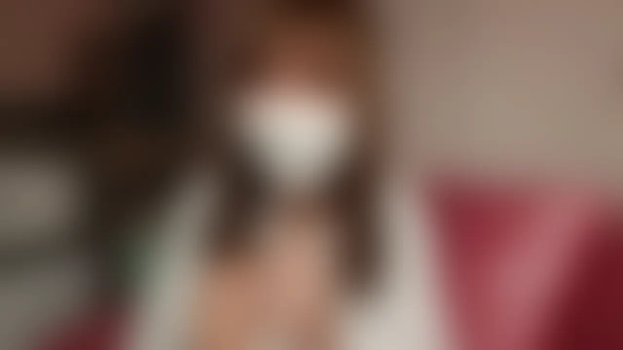 こんばんはっ💕
お待たせしました~🙏💦
今日はお待ちかねっ✨️
前回のラブホでローターおにゃの続き、
㊙バイブオナニー編ですっ///
今回はちょっぴり過激回🙈︎
前回水たまりができるくらい
あんなに沢山イッてしまったけど…
やっぱり中にも硬いのが欲しくなってしまい
電動バイブを使って致してしまいました🙈︎💕︎
普段こういうインパクトの強い太めのバイブって使わないのでドキドキ…
中に挿入するだけで、緊張が。。
おまんこに入った瞬間は中がキツキツで、
「これ、大丈夫かな…🥺」って焦ったけど…
だんだんおまんこにバイブが馴染んできて、徐々に受け入れて奥に飲み込んでいく感覚が自分でもHだなって興奮しちゃった…
じゅぼじゅぼ、ずんずん、、
まんぐり返しで奥をいっぱい攻めたり
お尻突き出して、下から騎乗位みたいにずんずんしたり…
いちばんのお気に入りはバイブをおまんこに挿したまま、パンティで蓋をするやつです🙈︎💕︎
これ、、強 制的にイかされてる気分になってすごく興奮しました、、
最近身体が吹きやすくなってきてるのか
今回もバシャバシャ…
バイブでずぼずぼするたびにハメ潮が…💦
たくさん吹いちゃってごめんなさい💦
今回は特に…おまんこドアップ多め💕💕💕
まるでクンニしてるみたいなアングルなので、お潮が男性のお顔にかかっちゃうような距離感です。。///
一緒にたくさんえっちしてる気持ちに
なってもらえたら嬉しいです///💕💕
PS.このあとパンティはお風呂場で手洗いして、ドライヤーで乾かして穿いて帰りまちた꒰ᐢ⸝⸝⸝⸝ᐢ꒱ (笑) (2/2)