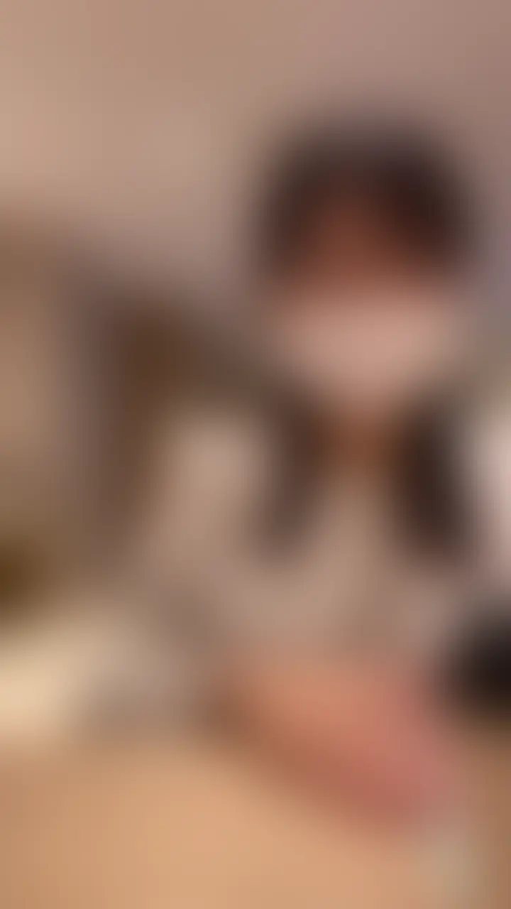 今回はそこそこ人が行き交うカフェで・・・
見られていないだろうタイミングでペンを使い弄ってみました
すごくドキドキしたのですが、すぐ我慢できなくなりトイレで発散しました...笑 (2/2)