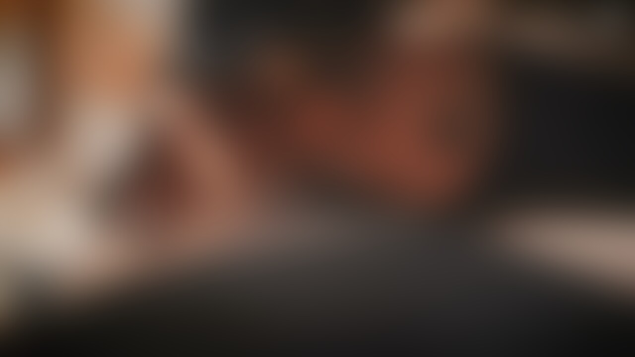 スマホいじりの好きな彼女は、やらしい事が大好きなドスケベっ○○○。おじさんちんこをコタツで足コキ、フェラ、寝バック。 (2/2)