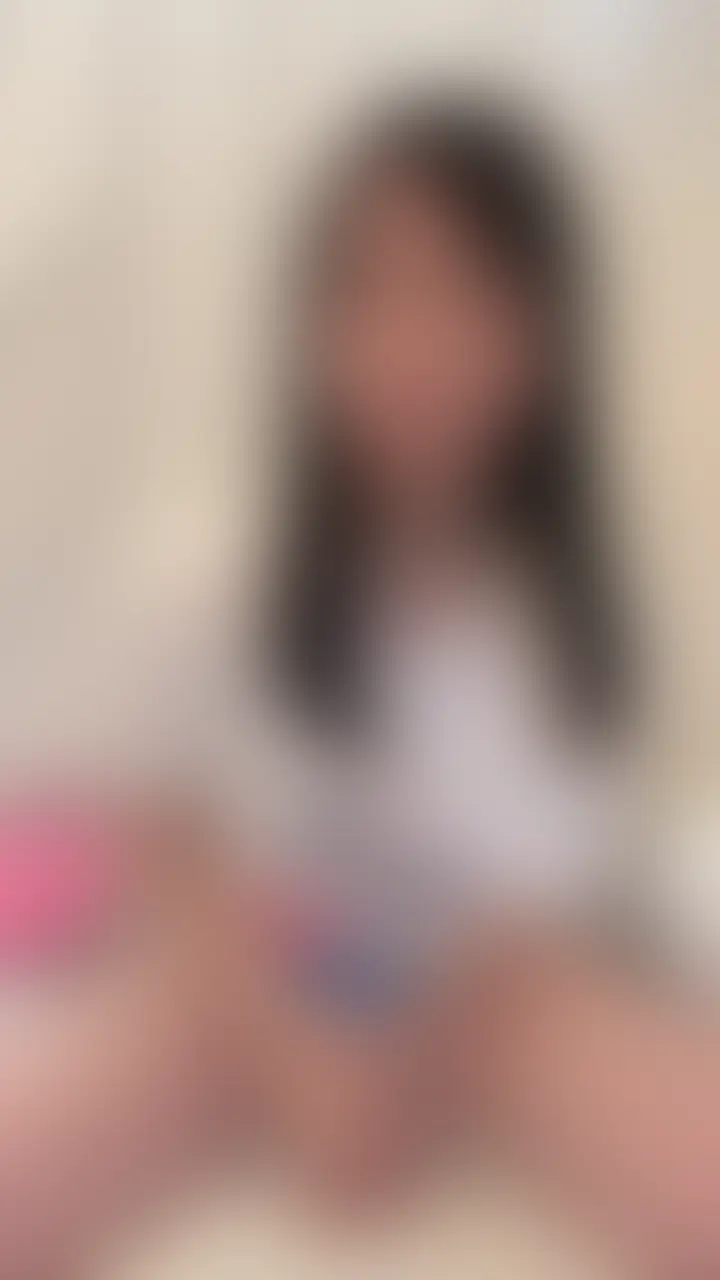 前貼り貼ったまま電マオナニーしたら潮吹きしちゃいました💞
エッチなオナニー大好きすぎて潮吹き体質になっちゃいました😆💕
電マの刺激がクリちゃんに直に来て気持ち良すぎ🤤
前貼り貼ったまま潮吹きしたらどうなるのか気になってやってみました笑
じわーーってお潮出てきてお漏らししてるみたいだったよ♡ (2/2)