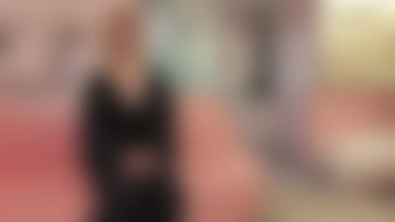 【いお×まい】電マ好きのエロ可愛ドM女子がガチイキ🔥【No.10】

今回の動画は、人気セラピスト”いお”と
エッチなことが大好きすぎる”まい”ちゃんとの
濃厚過ぎる女風体験動画です。

「毎日オナニーしないと落ち着かない」
「強い刺激じゃないとイケなくなっちゃった…」

そう語るまいちゃんは、
かなりの感度をお持ちの様子。

カウンセリングの時点で
すっかり意気投合して盛り上がります。

まずは脱衣所でのワンシーン。
優しく服を脱がせ、髪を結ってあげると
「男性にこんなことされたことない…」と、
心の距離がグッと縮ま離ました。

そして今回のハイライトの一つ【泡洗体プレイ】

ふわふわの泡ローションを後ろからたっぷりと
塗布され、 壁に手をついた状態でじっくりと
責められるまいちゃん。

トロんとした表情で漏れる甘い吐息、
そしてアツいキスと手マンに、
早くもビクビクと反応が止まりません。

ベッドへ移動した後は、心身を解きほぐす
ストレッチから一変、 指先が肌を這うような『ファンタジーマッサージ』へ。

キュートな喘ぎ声が部屋に響き渡り、
クンニ、そしてまいちゃんお望みの
「強めバイブ」でアソコを刺激。

抗うことのできない快楽に、
最後は激しくガチイキ…。

「次は首絞めもしてほしい…」と
次回のおねだりまでしてしまうほど。

エロに貪欲な彼女が、プロの手によって
さらに深淵へと誘われる1時間を
是非ご堪能ください。

※定価：¥3,980 (2/2)