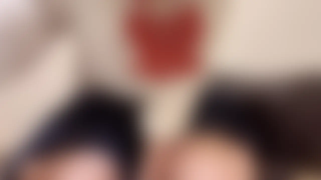 素人JD（21歳）自撮り潮吹きおな。

制服コスを着て自宅で自撮りしたオナ動画。
コスプレは元彼か今彼の趣味？と聞くと、「制服きらいな男の人いなくないですか？（笑）」と答えてくれました。
この制服を着てかなりヤってます(笑) (2/2)