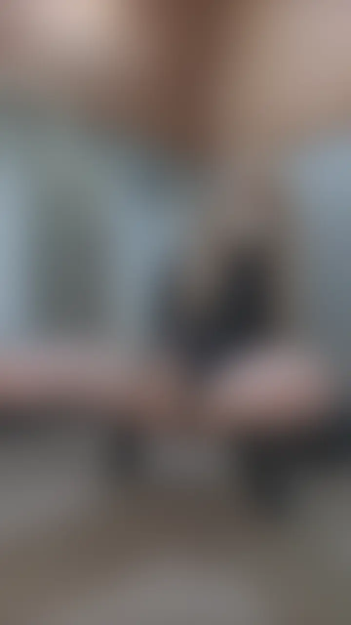 男子トイレで我慢できなくなってオナニーしてたら、
誰かが入ってきちゃったの…でも、もう手が止まらなくて。
見られているドキドキと、止まらない快感が重なって、身体がビクビク震えて…
最後は声も我慢できなくて、
びしょびしょに潮吹いちゃった…💦 (2/2)