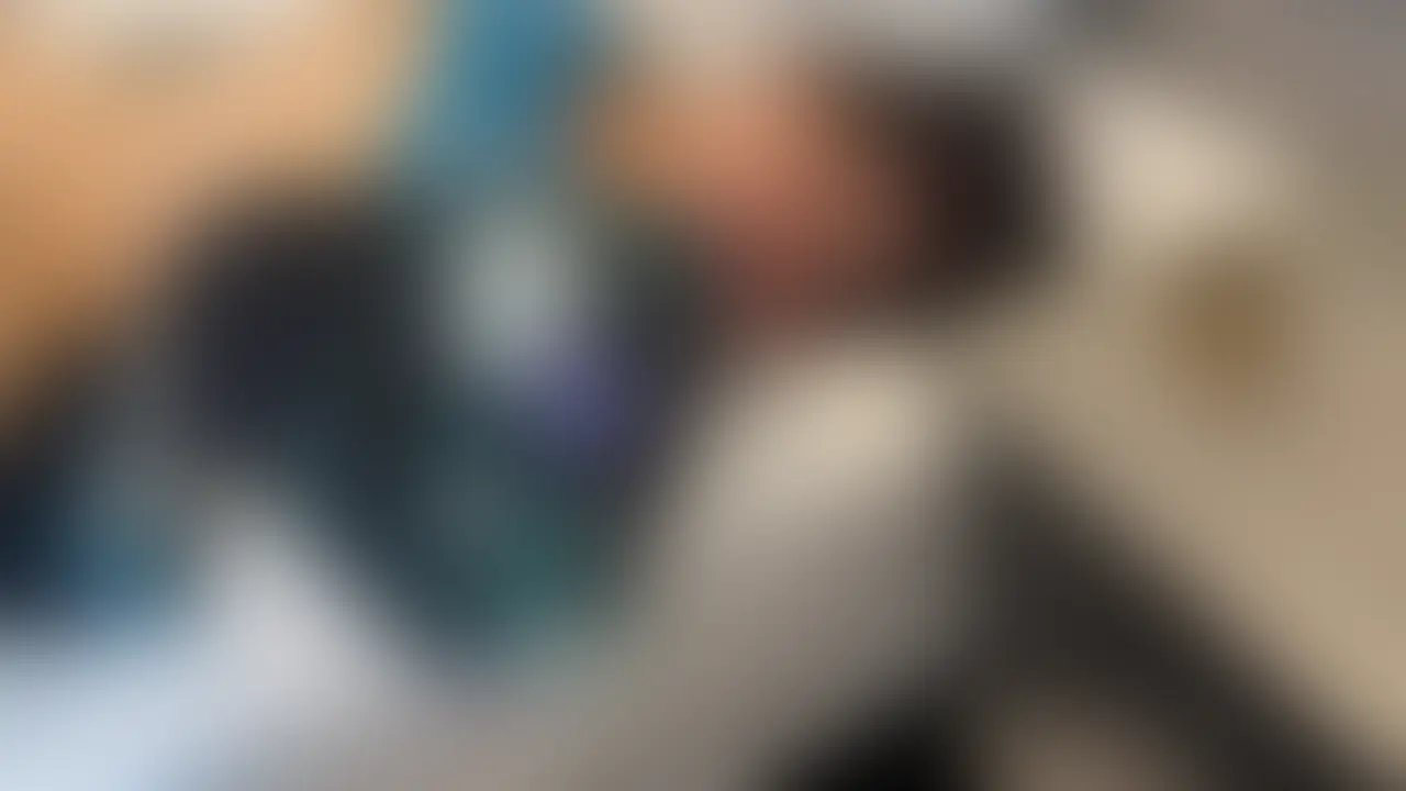 初めての外国人NTR/完全顔出し後編
今週末配信予定の動画の前に、ぜひ見ていただきたい作品です。
人生初の外国人との寝取られ
出会いは、妻のXに届いた一通のDMでした。
南米ペルー出身の外国人男性。
やり取りはすべて、妻に任せていました。
そして迎えた当日。
正直、私たち夫婦には不安がありました。
「本当に会えるのか?」
「冷やかしじゃないのか?」
……ですが、現れたのは
とても紳士的で、優しい雰囲気のペルー出身の男性。
安心したのも束の間、
妻は彼の自然なリードに、
ゆっくりと、確実に堕ちていきました。
👘 初の浴衣プレイ収録
最初は優しい愛撫から。
嫌がる素振りを見せながらも、
浴衣の間に手を入れられ、感じ始める妻。
徐々に、下へと責められていき
私は手を握られたまま、
クンニで絶頂してしまう妻を見ていました。
声は、普段よりも明らかに大きく。
嫉妬が、止まりません。
そしてベッドでは……
・浴衣の下に手を入れられ、いやらしく悶える妻
・優しいクンニで、旦那の手を握りながら絶頂する妻
・抑えが効かず、普段より大きくなる喘ぎ声
見どころ満載の一本です。
そして1年後、再会。
理由は、妻のこの一言でした。
「また、会いたい」
その言葉を聞いた瞬間、
旦那の股間は熱くなり、
嫉妬で胸が張り裂けそうになりました。
今週末、外国人NTR再会編を配信予定です!! (2/2)