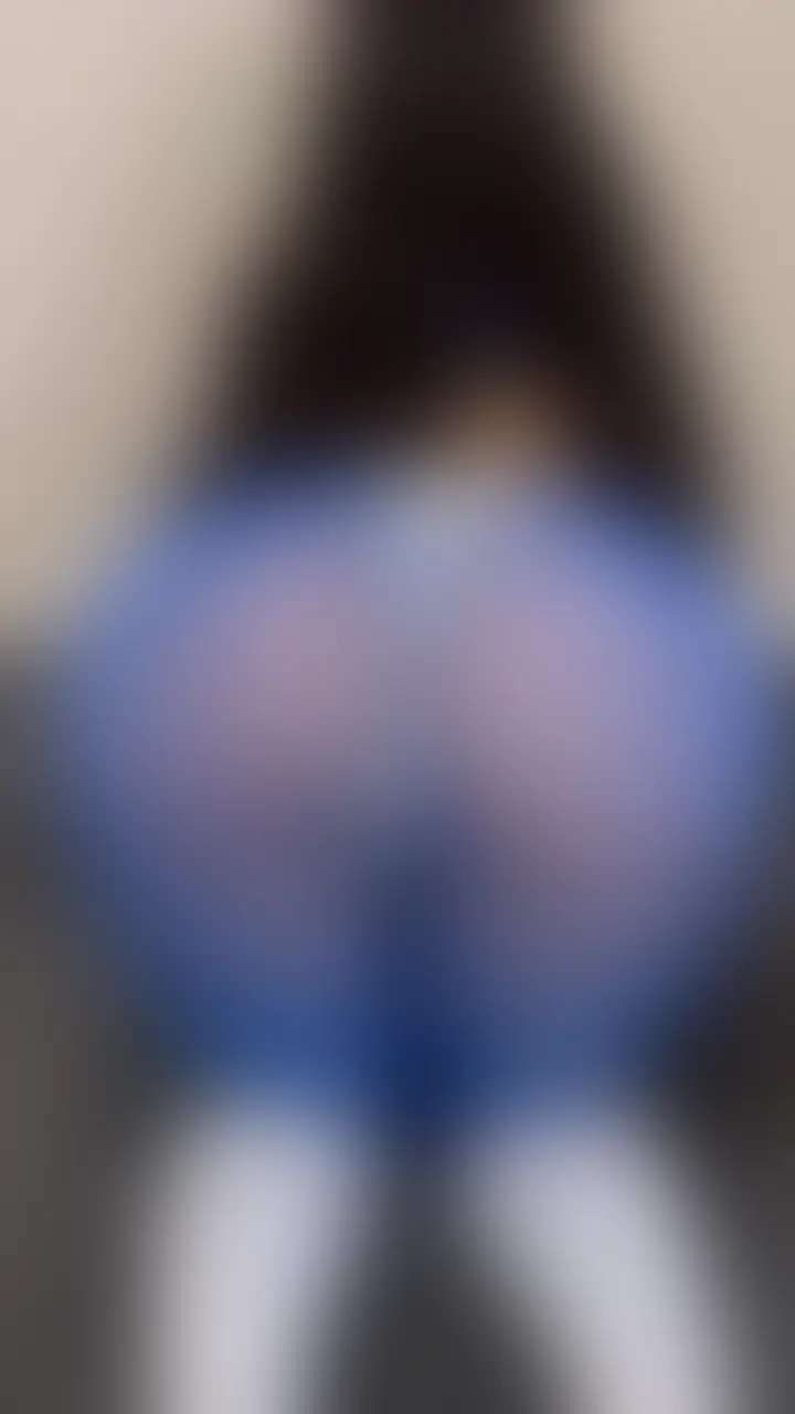 ツヤツヤ青パンストで足コキ💙👣💕
白ソックスも履いてたムレムレになっちゃった💭 (2/2)