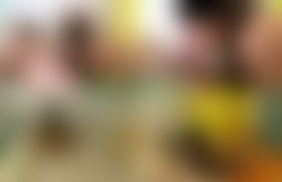 本当は生ハメ中出し本番で撮影して頂く予定でした
しかし・・・・いざ本番やる時に生理が来てしまい大変!
撮影的には血が映るのは好ましくないしボクも血だらけ性行為は嫌
(その証拠で冒頭マイルーラとアフターピルもってポーズ決めてます)
そこでフェラチオで抜いてもらう事にしました
横舐め、先端攻撃、バキュームなどなど一通りじっくりとテクを披露してもらってます
出会い系で鍛えたフェラ・テクをじっくり堪能
本当は膣内射精したかったのですが同じ体内の口内に射精!
射精した精液は白い灰皿の中に出してもらってます
射精した直後、お掃除フェラまでしてもらい凄く気持ちよかったです! (2/2)