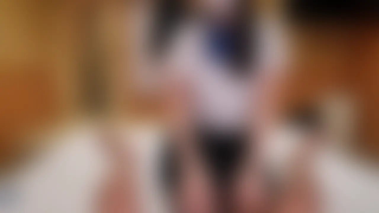 ノリが良くてエッチな小悪魔りなちゃん 第12弾 黒スト+制服コスプレ!フェラ・足コキ・手コキで絶頂フルコース!ローション+パンスト手コキで視覚だけでなく聴覚までも刺激され大量射精
美巨乳&美巨尻の垂涎ボディが魅力のりなちゃん。
制服の背徳感と、卑猥なナイロン臭を漂わせた黒いパンスト。
「このパンツ触り心地がいい。サラサラしてる」
「なんか膨らんできました❤️」
「脱がすからダメ。大きくなっちゃってる」
りなちゃんのこういった一言一言に既に興奮MAX。
そのまま焦らされながら、下着を脱がされて亀頭・竿を丁寧に舐め回すフェラ。
そして、
「ちょっと良いこと思いついた」
という一言で、おもむろにパンストを脱ぎ脱ぎ。
既に限界間近の勃起したチ◯コに、脱いだパンストをおなホールに見立ててローションをとろ~んと。
ふわっとした握り方でしごかれながら、ローションぬるぬるで力加減が絶妙過ぎる手コキ。
パンストが擦れる摩擦音。ローションを垂らしヌルヌルと響き渡る生々しい音で興奮MAX。
視覚だけでなく聴覚までも刺激され、最後はストッキングの手コキでフィニッシュ。
興奮を抑えきれず、とてつもない気持ち良さで大量射精でした。 (2/2)