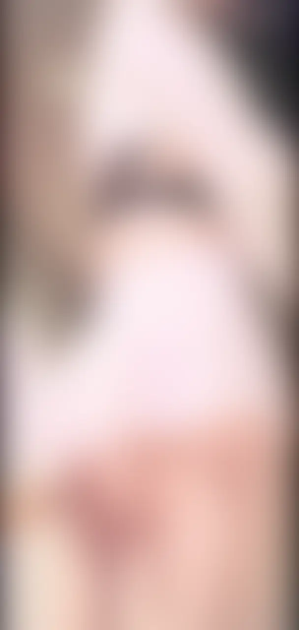 ミニスカでホテルをお散歩🩷短すぎてお尻見えてるの恥ずかしい。。。 sample 1
