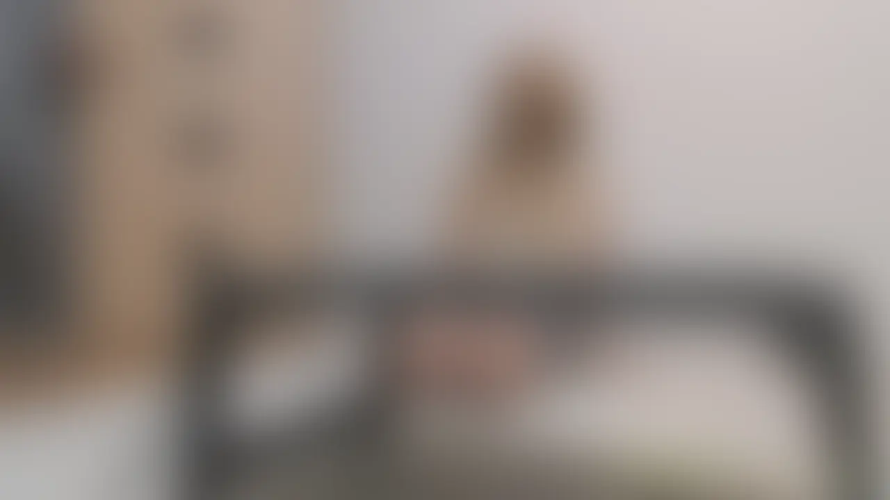 「ねぇ、ウチんち来る？♡」
ニコッと笑うその表情はあまりにも無邪気で、だけどどこか挑発的。

ふとした沈黙の中、近づいてきた彼女。
「もっと近く来てよ…」
その囁きにドキッとしてる間に、指先が胸元に触れてくる。
「こういうの…嫌い？」って小さく聞いたあと、笑って言うの。
「じゃあ…好きってことでいいね♡」

ギャルらしい明るさと、時折見せる甘えた表情。
全部が誘惑で、全部が罠みたいで、でも抗えない。

気づけば、彼女の唇が重なって、手はどんどん大胆に――
その夜、朝まで眠れなかったのは、たぶんお互い様。

「もう一戦…してあげる♡」 (2/2)