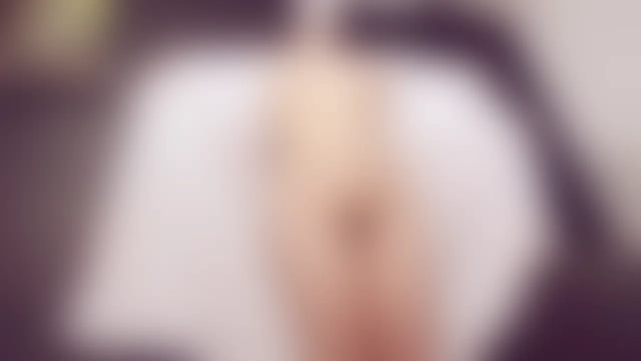 [saya 妄想#001–#012] 清楚と背徳、そのあいだにいる彼女


saya、21歳。昼は清楚な女子大生。
けれど夜は、誰にも言えない風俗嬢の顔を持つ。
学費のために始めたはずが、男に見られることで高揚を覚えてしまう。
清純と背徳、その狭間で揺れる彼女の物語――。


…もしかして今、あのビルで、ひとりで淫らなことをしてるのかもしれない。


昼は清楚な女子大生、夜は風俗嬢。
宣材撮影のために訪れたスタジオで、saya はさまざまな衣装をまとい、そして脱いでいく。
それは仕事のための“演技”でありながら、どこかで自分の奥にあるものを見つめる時間でもあった。
笑顔の裏に、静かな葛藤とほんの少しの解放がある。
清純と背徳、その狭間に揺れる彼女の十二の記録。 (2/2)