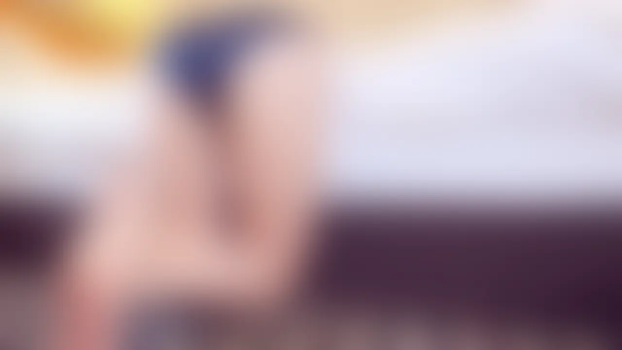 [reira 妄想#024] ブルマに着替えて、ベッドの午後


reira／23歳。内見アシスタント。
翌朝の現場が早く、内見エリアに近いホテルで前泊している。
部屋のチェックと連絡を終え、上着をハンガーに掛ける。
スマホは通知をオフにし、鍵束はサイドに置いたままだ。
ワンピースを畳み、ブルマに着替えてベッドに倒れ込む。
うつ伏せになって、横向きになって、仰向けになって、呼吸の置き場を探す。
シーツの皺が小さく音を立て、カーテン越しの光が一定に揺れる。
体勢を変えるたび、指先が裾をそっと確かめ、余計な力が抜けていく。
今日の導線も、明日の地図も、頭の端から静かに遠のく。
——舞台の幕間みたいな、短い解放だ。
起き上がればまた、案内役のreiraが始まる。 (2/2)