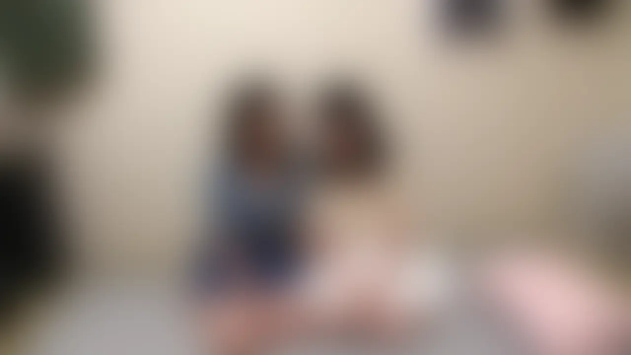 2人並んでオマンコ「くぱぁ!!」先輩、後輩コンビのピースフルなハーレムSEX。

新●のガールズバーで働いている先輩、後輩コンビです。
このご時世なんで全然稼げないみたいで、出会い系を使ってパパ活を始めたそうです。

カメラが回っているのにノリノリで、最高に良い子たちですよ。
性格の良さやエロさが動画から伝わって来ます。

昭和生まれのオジサンからすると嬉しい限りですが、現代っ子の性の乱れは本当に凄まじいものがありますね。
2人並んでオマンコを「くぱぁ」ってしながらピースしちゃってますから（笑）。
明るい子たちだったので、ピースフルな動画になりました。 (2/2)