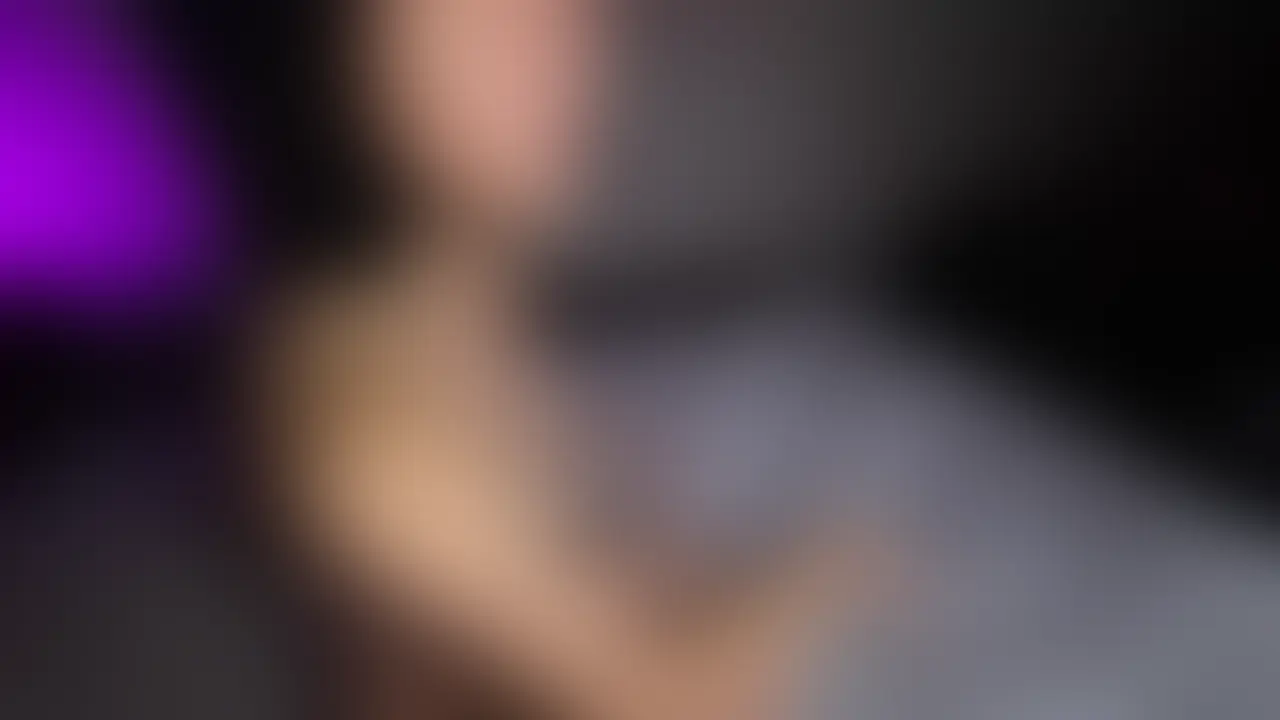 【顔出しあり】旦那の知らないところで、子持ちのグラマラス人妻が人生初の3Pに挑戦します。
2人のオッサンに囲まれ、巨根を同時に挿入される串刺しファックで体を激しく震わせながら、彼女のドMな本性が一気に溢れ出します。
最初は戸惑っていた彼女ですが、容赦ない激しいピストンと一緒に、首を強く絞められたりお腹を突かれたりするハードな刺激に、みるみるうちに感じてしまう…。『あっ…苦しい…でもイッちゃう…!』
首を締められながら、腹を深く突かれながら、大きなおっぱいを激しく揺らして何度も何度も絶頂を迎えます。
顔を真っ赤にし、目がトロンと溶け、涎を垂らしながら快楽に溺れていく表情を顔出しでしっかり収録しています。特に圧巻なのは、2本のチ●ポで同時に貫かれる中出しシーンです。
子宮の奥まで届く濃厚なピストンに耐えきれず、マ●コをびしょびしょに濡らしながら連続でイキ狂い、
「もうダメ…壊れちゃう…」と喘ぎながらも、体は正直に精液を欲しがり、2回の中出しで完全にイカされてしまいます。
家庭では絶対に見せられない、子持ち人妻がNTRの背徳感の中でハードな3Pに溺れ、変態的に乱れていく姿をたっぷりとお楽しみください。 (2/2)