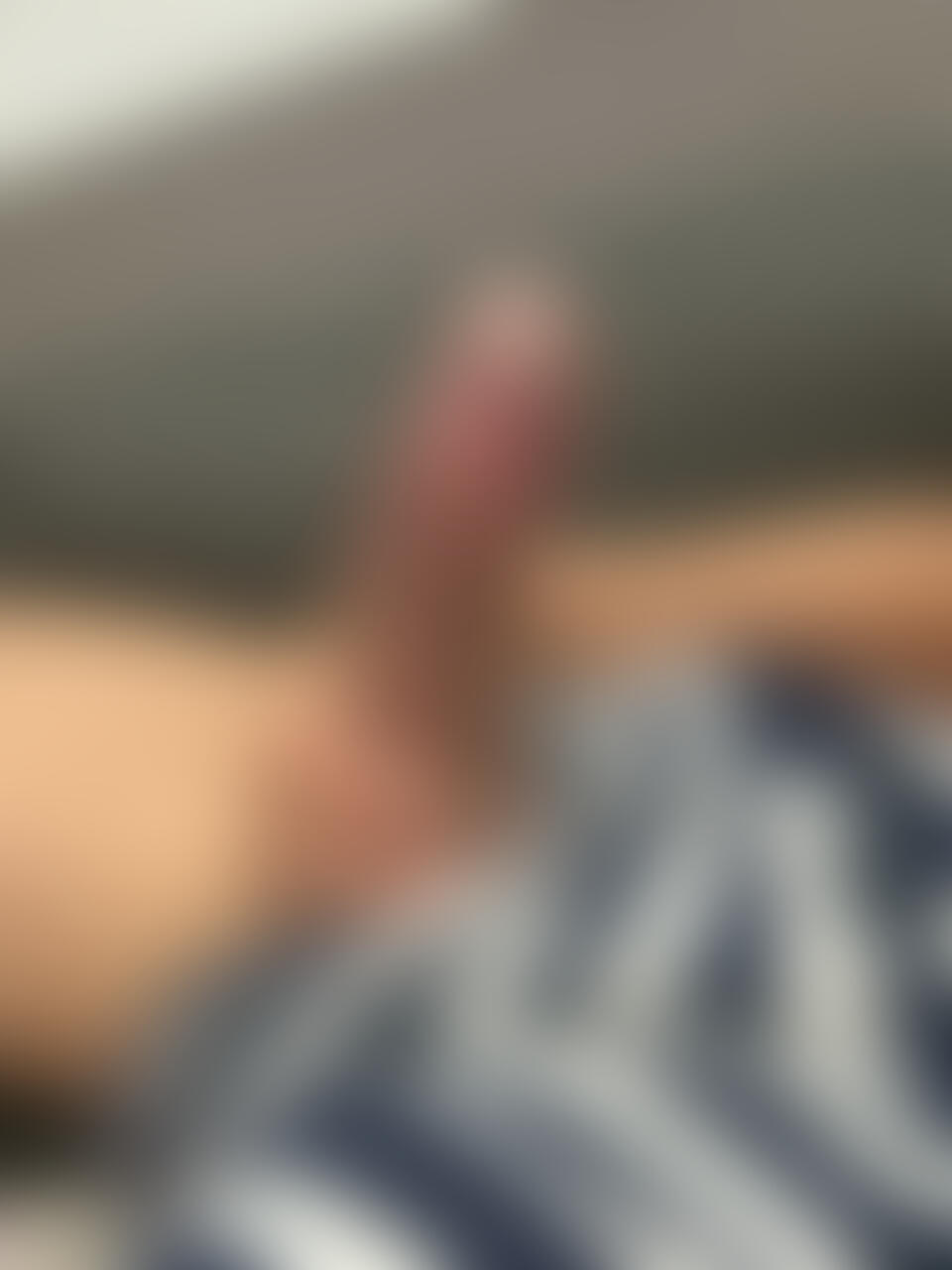 今回は着衣からひょっこり勃起チンコ画像です‼️ sample 4