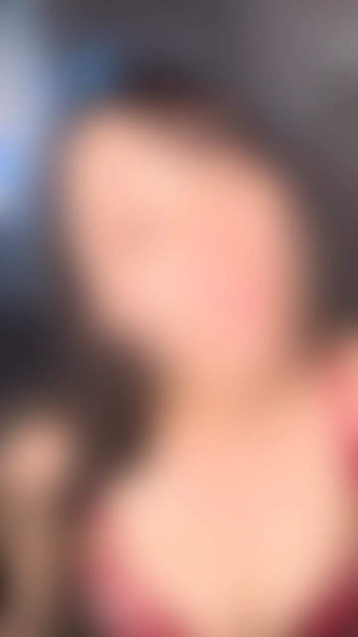 キスしただけで勃起したチ◯ポを見て喜ぶエロい奥さん。そのままフェラしてもらったら、舌先で筋に沿うように舐め上げてくれて、さらに自分から喉奥まで咥え込んでくれて、マジで気持ち良かったです。
【本編顔出し7月17日17:00公開】
マッチングアプリで出会ったエロがる奥さん。
アウターの下に隠れた透け透けのトップスと、ミニスカデニム。まだまだ女盛りの27歳人妻。
「今日のためにね、エッチな下着履いてきた」って、初対面のマチアプの男相手に積極的過ぎでしょ。
最初は「Mじゃないよ」って否定してたくせに、イラマ、スパンキング、首◯めで悦んでイキまくる完全変態でした。
最後はマ◯コをくぱぁと広げて「ここに精子欲しいです…」って懇願されたので、お望み通り膣奥にたっぷり中出ししてあげました…。 (2/2)