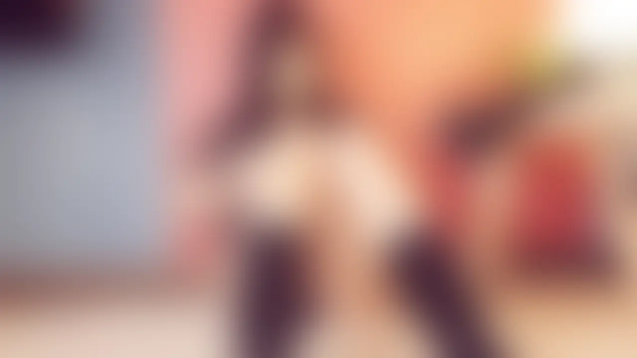 [tamaki 妄想#001-003] 待つ時間だけが、いちばん長かった


tamaki、21歳。
今日は部屋で、年上の男性を待っている。

約束の時間までは、まだ少しだけ余裕がある。
スマホを置き、何度も姿勢を変えながら、ただ静かに待つ。

彼の好みは、もう分かっている。
制服やブルマ――
「似合うから」と言われるたび、
気づけばそれを身につけてきた。



部屋で誰かを待つ時間。
頼まれた姿勢のまま、言葉を待つ時間。
そして、すべてが終わったあとの静けさ。

この作品は、
何かが起きる前と、起きている途中と、
終わったあと――
その「間」だけを切り取った三つの断片で構成されている。

制服やブルマを身につける理由も、
断れない関係の名前も、
ここでは語られない。

あるのは、
視線と沈黙、
そして待ち続ける身体の記憶だけ。

始まりでも、結末でもない。
ただ、
誰かの好みを知っている彼女が、
いちばん素に戻る時間が、
静かに並べられている。 (2/2)