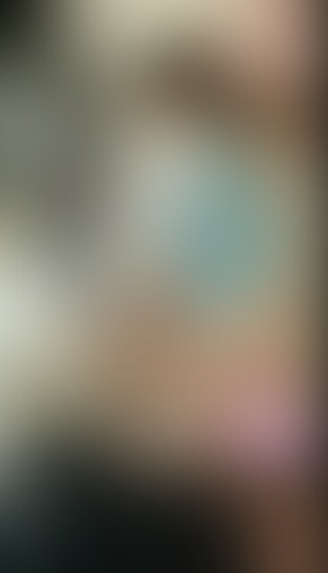 キャバでバイトしながら現在大学に通っているギャルです。もともと知り合いで、僕の自宅で遊んでいるときにこずかいあげるからフェラしてw笑と粘り強く交渉してみたら、しぶしぶ了承をもらったのでその時の映像を公開しちゃいますw 早速ソファーに座ってもらったところから映像スタートです。
早速フェラしてもらいました笑とても上手です。
しばらくフェラさせてたんですが足が痛いと言われ、それならサクッと済ませるから挿入できないか交渉してみたところなんとOKでたんで急遽ハメ撮りすることにw
なのでフェラを中断し、早速パンツを脱いでもらいおまんOチェックさせてもらいます笑 綺麗なパイパンですねっ!笑
ちんOをこすりつけてみたらすでに濡れてますねww そしてゴムをつけずに生でそのまま挿入しちゃいますw
女の子も普通に感じていて喘いでます笑 そして最後はお腹に発射しちゃいました笑笑 (2/2)