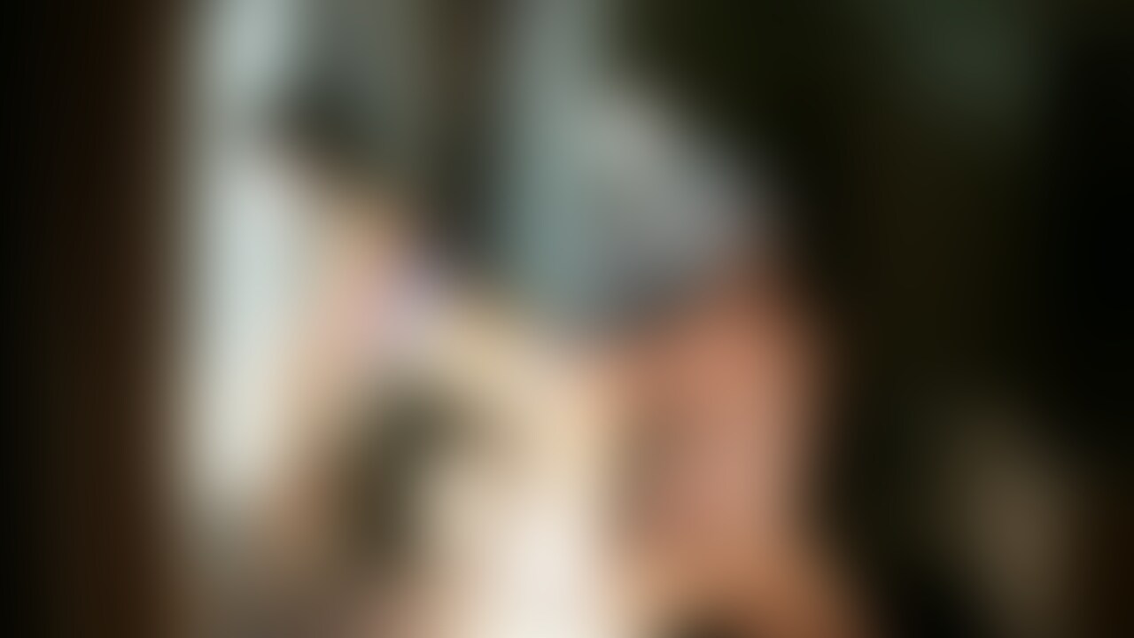 夜景の見えるホテルの窓際で外から丸見えの状態でいよいよ挿入😊バックでいっぱい○○○してもらいました🤤○○○がすぐ横のベッドで寝ていたので声抑えるのに必死でした😣 (2/2)