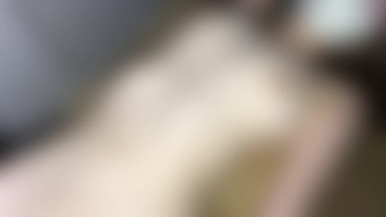 韓国アイドル級美形ギャル 色気ダダ漏れの美巨乳&バックレースパンティ 冷えたダンボールの上で全裸ぶっかけ
少し前までまだ暖かかったが、最近、急に寒くなり、夜は冷え込むようになった。
繁華街を歩く人々の服装も厚着になり、目を奪われるような、肌を露出した女性もずいぶん減ってしまっった。
そんな街中に少し寂しさも感じながら探索をしていると、私の目にミニスカギャルが飛び込んできた…!!
上半身は厚手のダウンを着ているが、下半身は生足にミニスカだ。
こんな寒い夜空の下、ギャルは体育座りで路上に座り込んでしまっており、そばには無造作にコンビニ袋が置かれ、中にはペットボトルの水などが入っている。
私はギャルの状態を確認し、軽バンへと搬送した。
・リスクがある為、映像内ではマスクを着用しています。
・登場する人物は18歳以上である事を確認しております。
・登場する人物はモデルであり、同意の上で撮影を行っています。
・フィクションであり登場人物、撮影場所に関しては一切関係ございません。 (2/2)