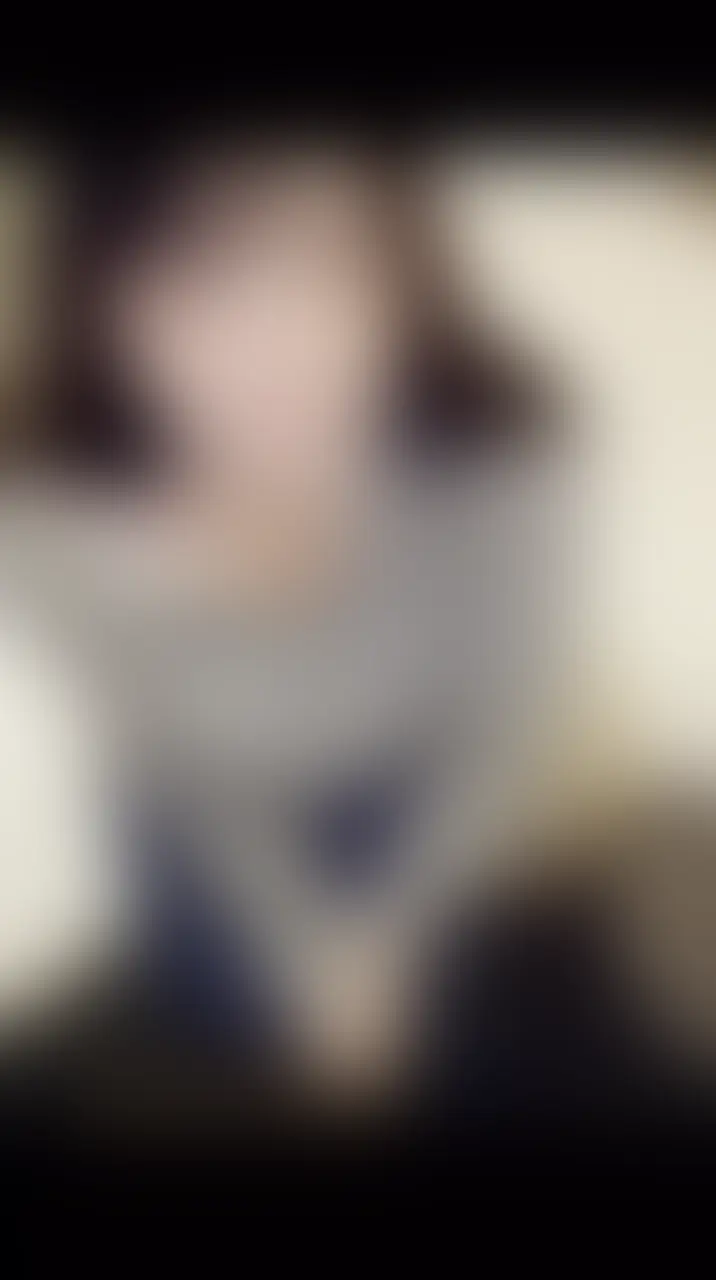 【--姉とついにヤッちゃいました--】大学生の僕と姉、世間的に見ればごく普通の家族、きょうだいですが…ある日僕は"姉の秘密"を知ることとなる。それは…"姉のおむつ"を見つけたこと。

それから僕は姉がトイレに行きたいタイミングでトイレに閉じこもってみたり、姉のおむつに穴を開けてみたりw数々のイタズラをして楽しんでましたが…w

それはよくある"好きな子にはちょっかいかけたくなる"という現象だったのかもしれません。そう…僕は姉のことが好きなんだと気付きました。"姉"としてではなく"女性"として…。

そう意識した途端、姉を見ると悶々としてしまい…前回公開した温泉旅行動画の中で姉と一夜を共にしてしまったことが更なるきっかけとなり、"あの夜の続きがしたい"と思うようになりました…。

それを姉に打ち明け、そして姉とあの夜の続きをすることになったのです…。

天真爛漫で明るくて天然で基本ポンコツだけどwでも成績優秀でだれにでも優しくモテる…そんな姉。でも"おむつを履いている"ことは僕だけが知ってる秘密。そして脱いだらもっとすごい…ぷにぷにボディでしかもJカップ‼️こんなデカいの見たことない…手のひらにおさまらなくて溢れるおっぱい…目の前でタプタプ揺れて何度も吸い付いちゃいましたw

上はボインでオトナな身体なのに下は可愛いおむつを履いていてそのギャップが意味わかんないくらい可愛くて…全部脱がせてめちゃくちゃにしちゃいました…

きょうだいの一線を完全に超えてしまいました…。
しかも生ハメ…こんなこと絶対許されません…。
でも、気持ちよすぎてやばかったです…。

その超禁断の【完全フルver"禁断の生ハメ"】動画を期間限定公開します‼️ (2/2)