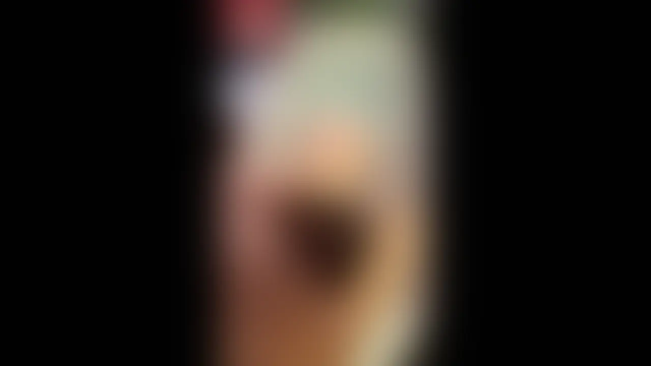 【性欲が溜まった人妻主導のリアルセックスがエロすぎる】
先日の動画の別角度+風呂場でのフェラ動画です。
旅行に行くと観光メインになって疲れて寝てしまいセックスができません。
僕も疲れて寝てしまい2日間セックスができない状態が続きました。
早くホテルに着いて久々に夜ゆっくりできる環境に身を置くとミカさんから「今日いっぱいしたい…」とお誘いが。
嬉しく承諾しセックス開始(笑)
ミカさんが早く入れたくてしょうがないのか押し倒されてちんこを勃たせようといきなりの濃厚フェラから始まります。
この前、好みのフェラについて教えたらその後その通りのねっとり亀頭攻め系のフェラをしてくれるようになりました。
好みのフェラをしてくれるの嬉しいのですがあまりにも気持ちよくて挿入後すぐに出てしまわないか心配になりました。加えて2日間も出してないので…
勃起したのがわかるとすぐに騎乗位の体勢へ。勃起ちんこ舐め続けたミカさんのまんこはいつの間にかトロトロに。
そんなまんこと涎まみれのちんこを挿入した時のなんとも言い難い快楽は言葉では言い表せられないものがあります。
こちらがすぐ出てしまわないようにゆっくりと動いてくれながらも存分にまんこを味合わせてくれる中ついにミカさんお得意のスパイダー騎乗位が始まってしまいました。
ちんこを奥の奥まで勢いよく挿入されるの気持ち良すぎて気を緩めたら本当にすぐ出てしまわないか心配になるレベルです(笑)
この動画のサンプル動画にその一部始終を載せさせていただきました。
個人的な今回の見所は21:05から始まる小刻みなスパイダー騎乗位ピストンです。
コツコツと奥に当てようとする動き、目の前で揺れるダイナマイトおっぱいがエロくて良かったです。
最後おまいっきりスパイダー騎乗位でピストンされて耐えることができず大量射精してしまいました。
搾り取られるの気持ち良すぎです。 (2/2)